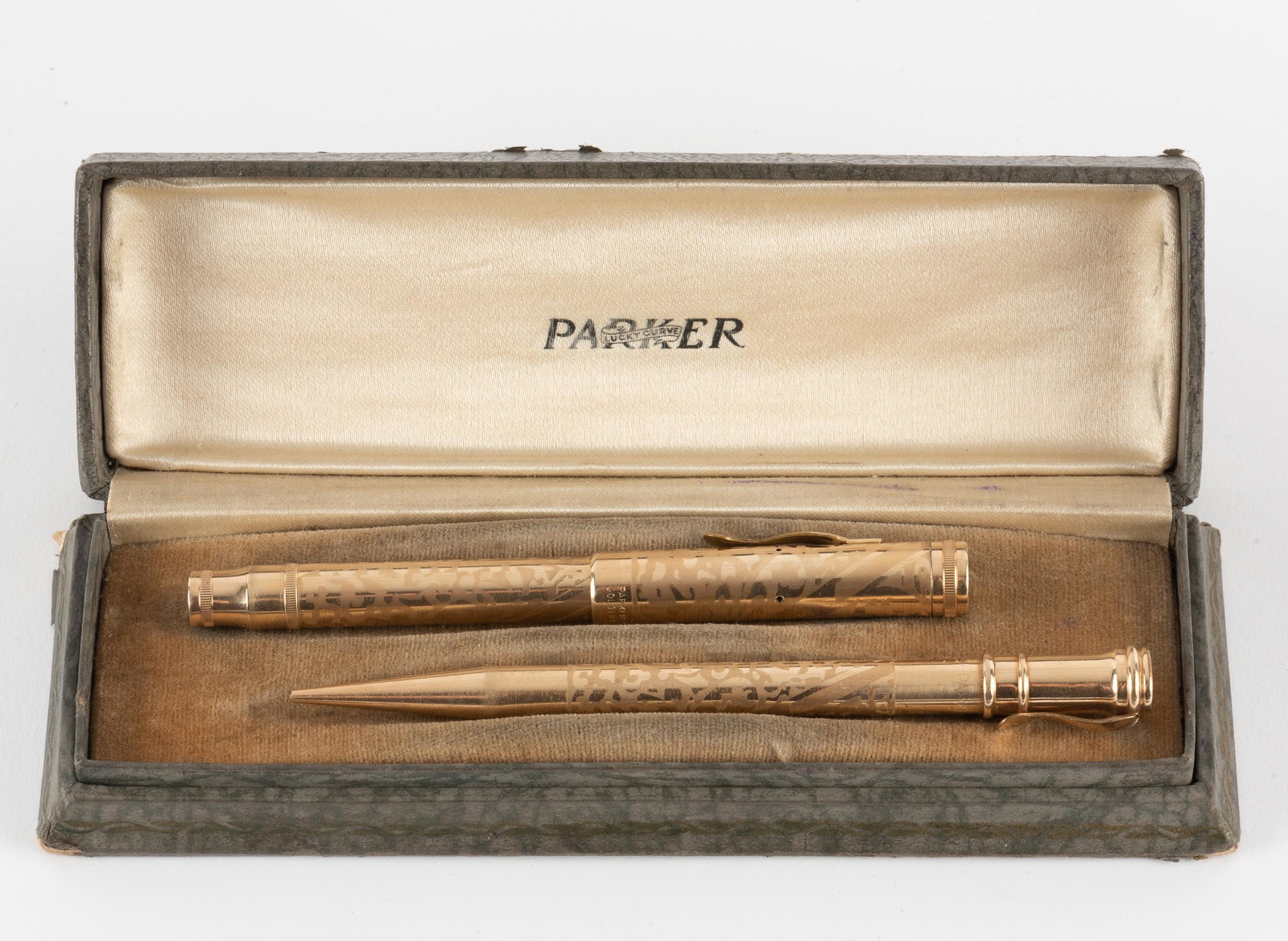 Parker Pen Company GF Pen & Pencil Set: The Parker Pen Company Gold Filled Pen and Pencil set. Lucky Curve design. Each stamped Parker, Pat. pending, made in U.S.A., gold filled. Pen nip stamped Parker Lucky Curve Pen 2. Matching set in cas