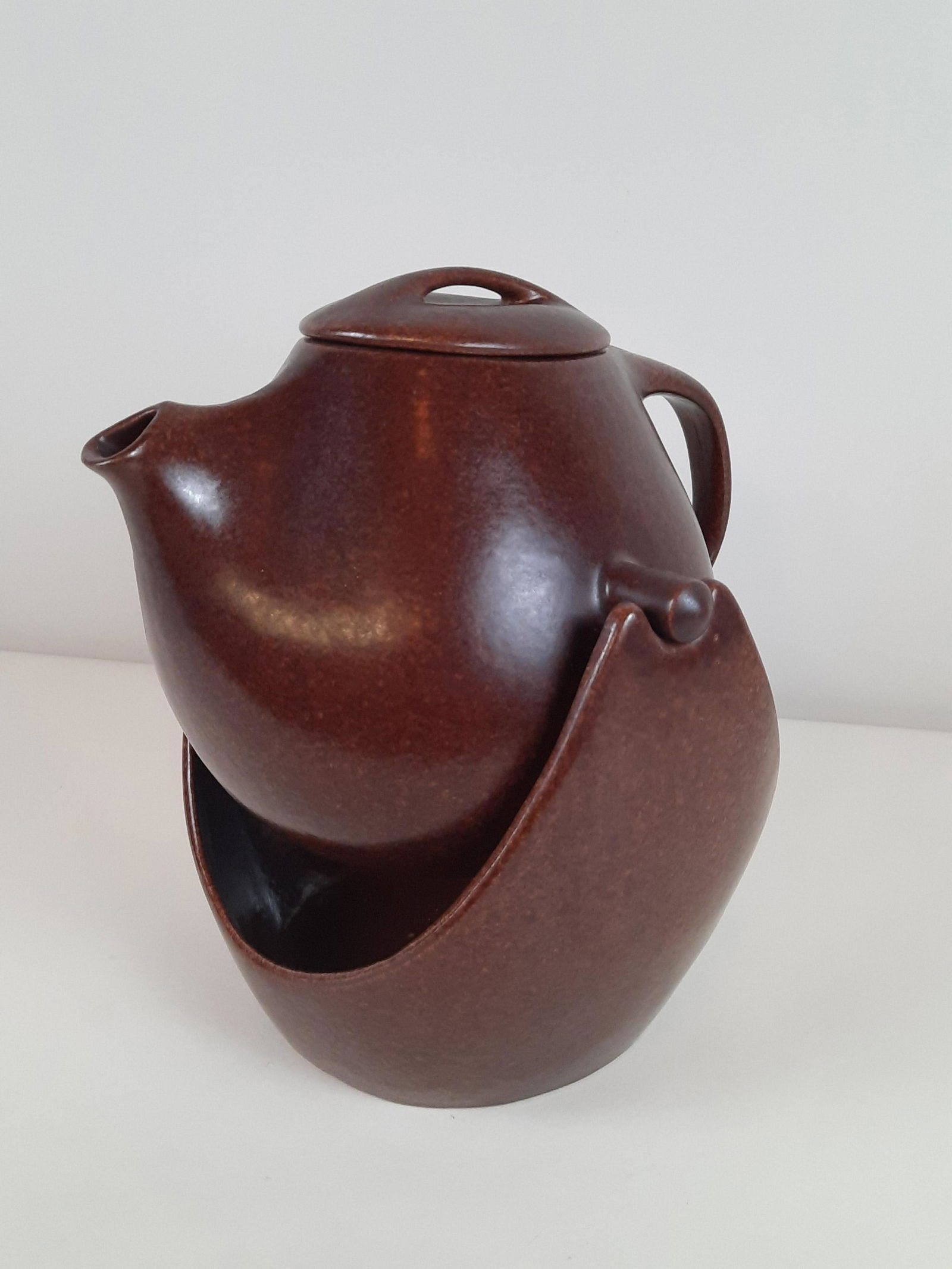 Raymor by Roseville Kettle on Stand (1 of 4)