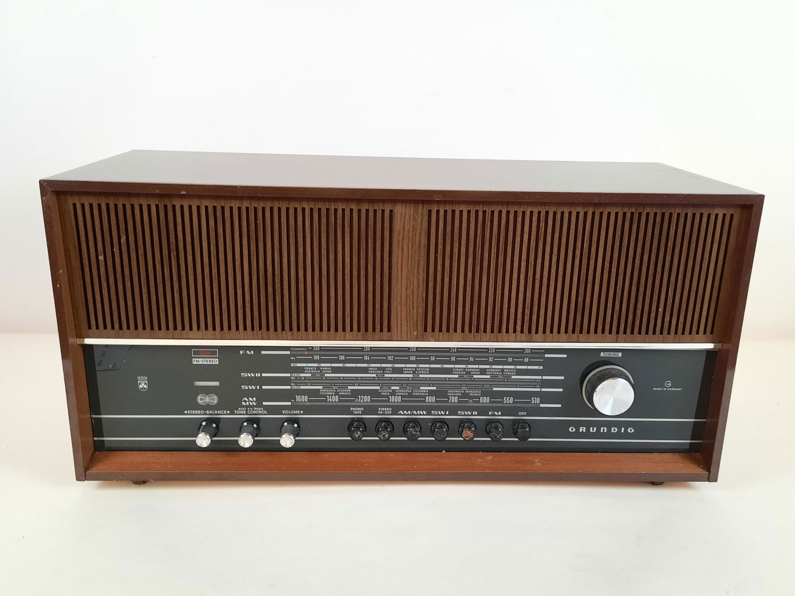 Grundig Model RF 250U Radio (1 of 4)