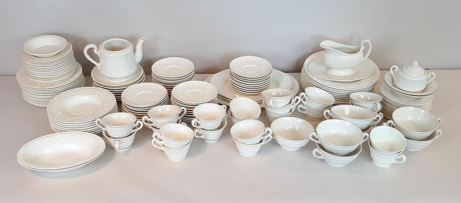 144 Pcs Wedgwood Patrician Dinnerware (1 of 2)