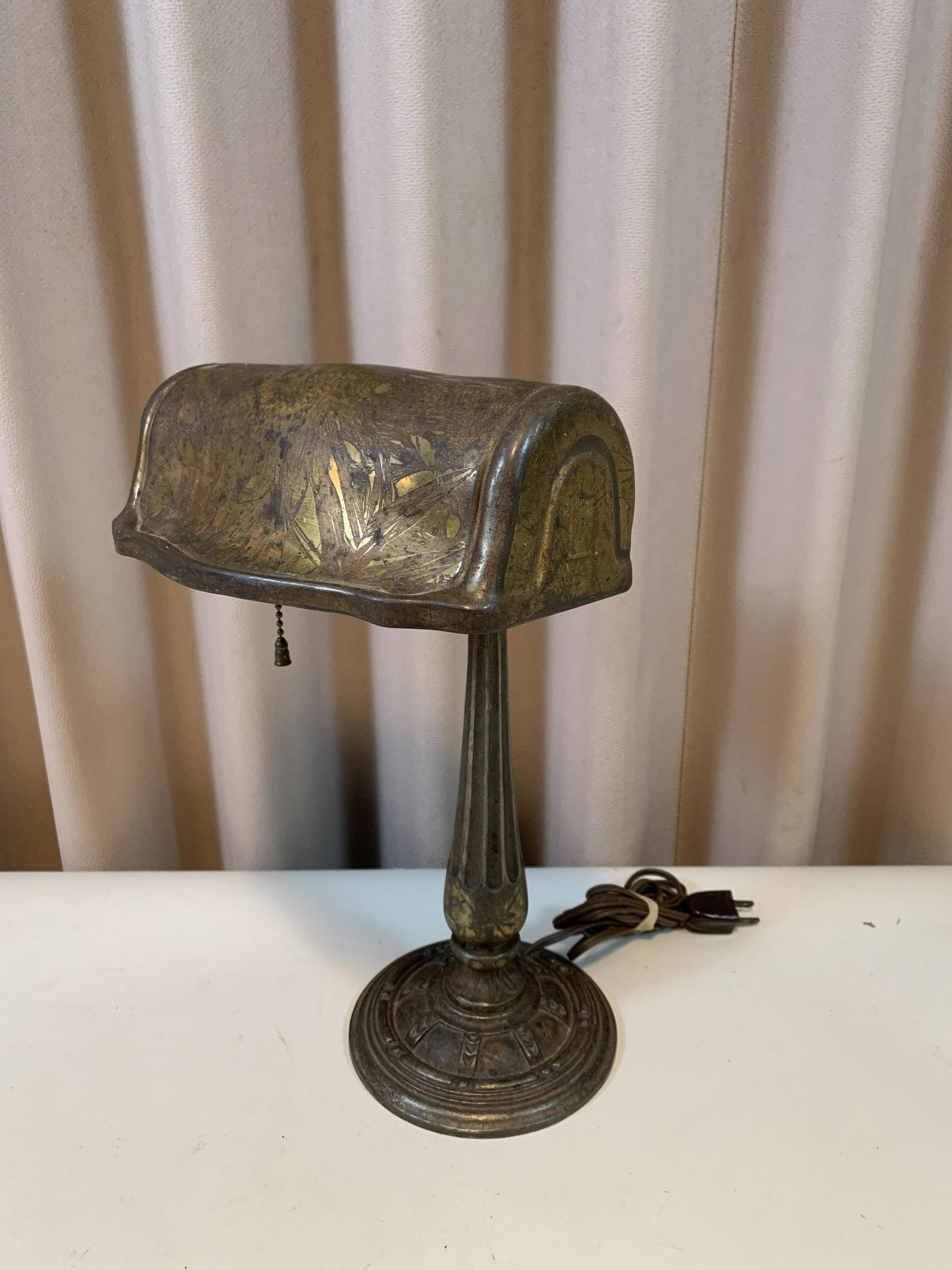 Aladdin Lamps Bankers Lamp: 14-1/4" high x 8" wide at top. IMPORTANT: Before bidding, please read the terms and conditions. When you registered for the auction you agreed to these terms and will be required to comply with them.