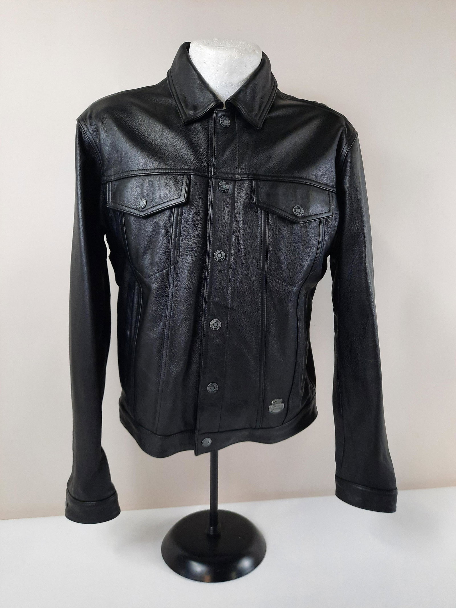 Medium Harley Davidson Leather Jacket: Style number H2901. Mesh lined. Snap buttons. Like new. IMPORTANT: Before bidding, please read the terms and conditions. When you registered for the auction you agreed to these terms and will be requi