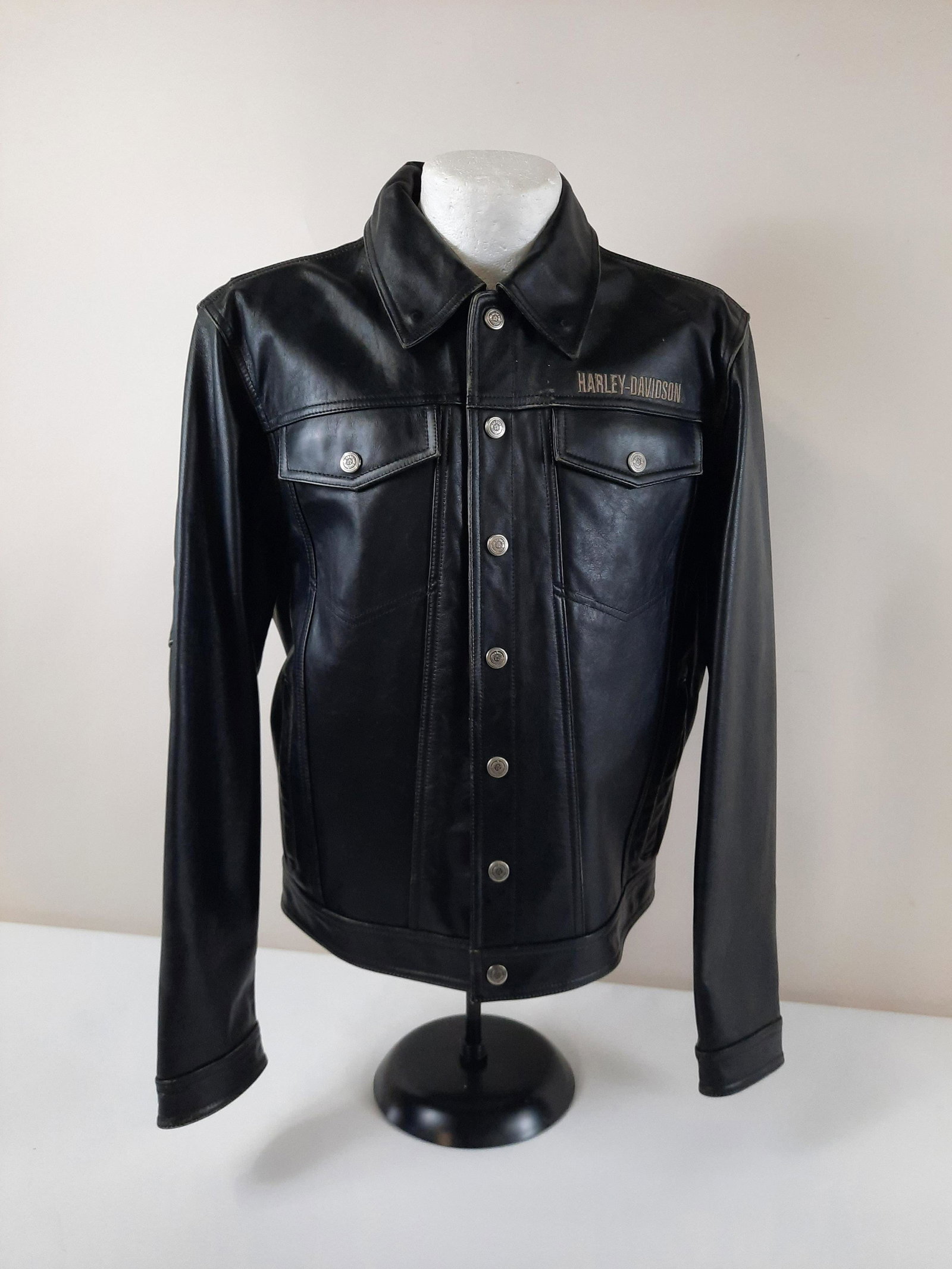 Large Harley Davidson Leather Jacket: Some wear. IMPORTANT: Before bidding, please read the terms and conditions. When you registered for the auction you agreed to these terms and will be required to comply with them.