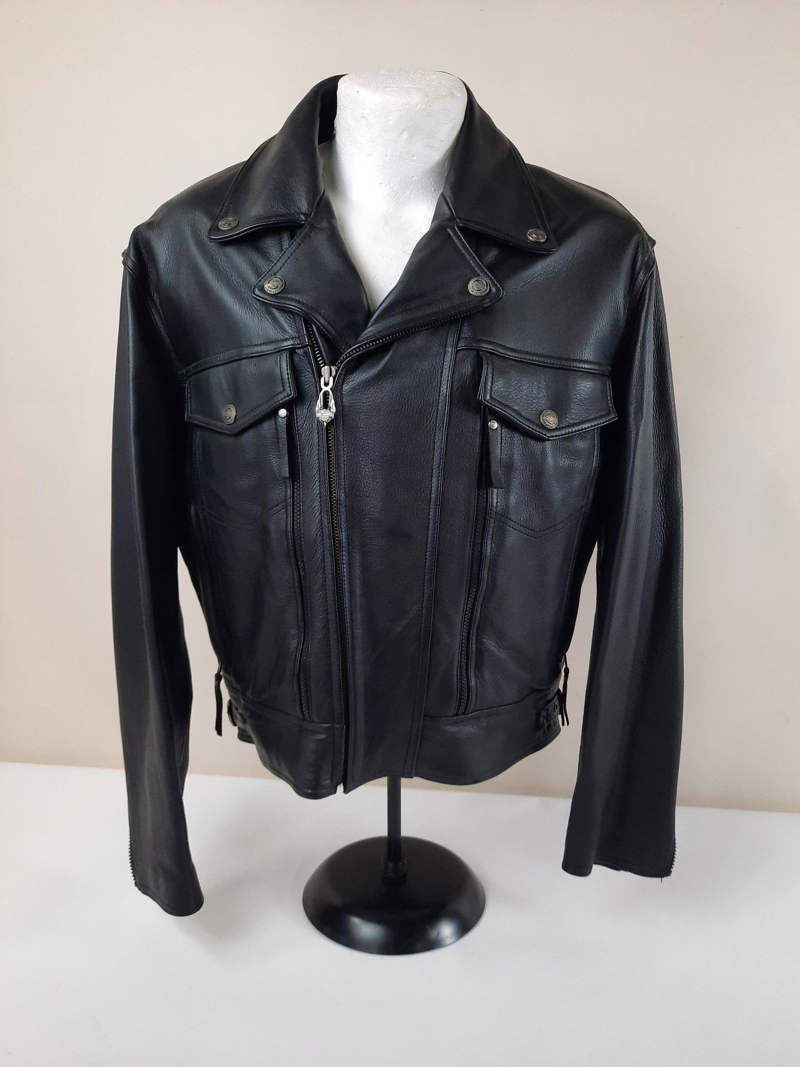 Medium Harley Davidson Leather Jacket: Removable liner included. Like new. IMPORTANT: Before bidding, please read the terms and conditions. When you registered for the auction you agreed to these terms and will be required to comply with t