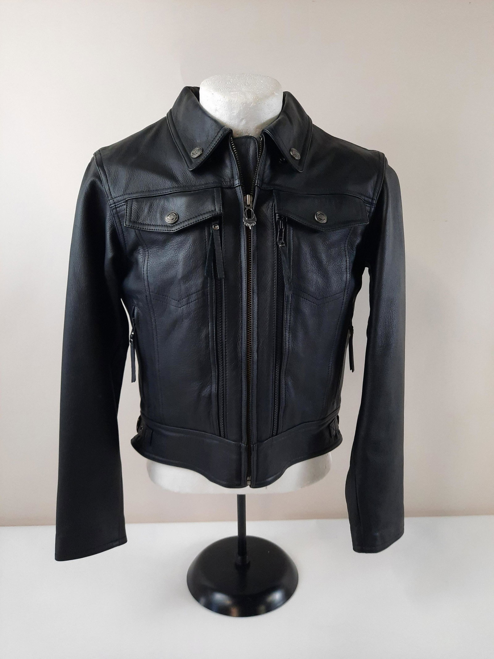 Medium Harley Davidson Leather Jacket: Removable polyester liner included. Like new. IMPORTANT: Before bidding, please read the terms and conditions. When you registered for the auction you agreed to these terms and will be required to com