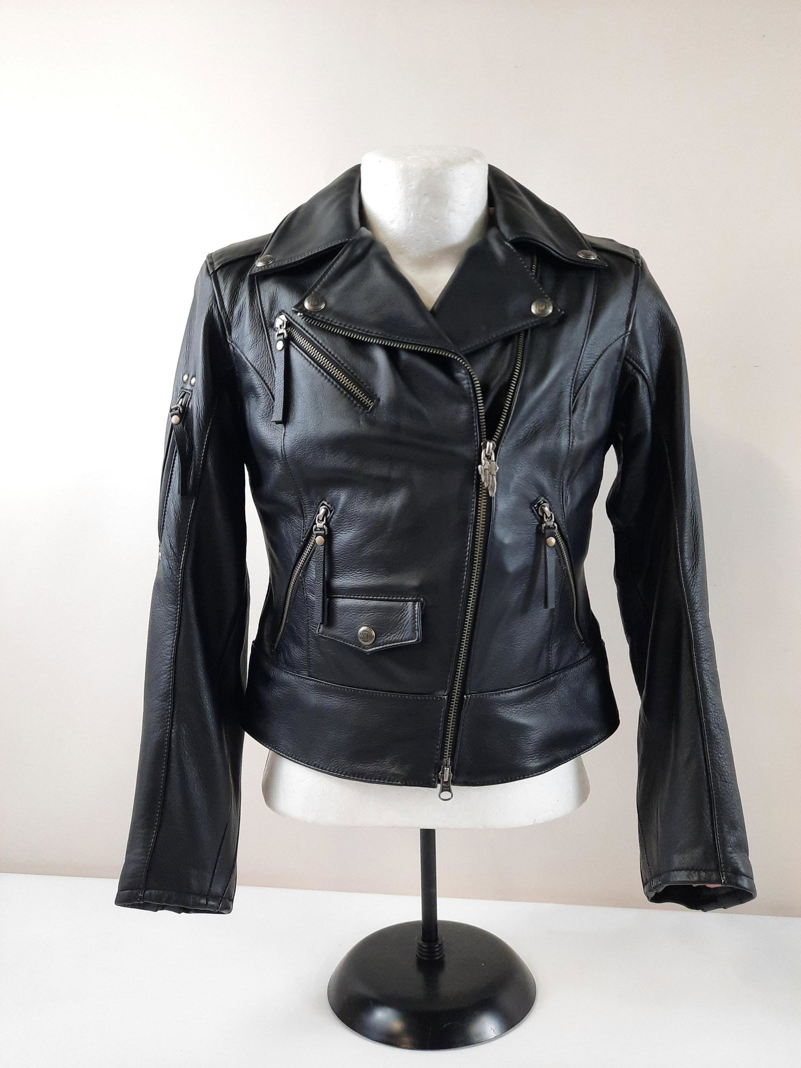 Small Women's Harley Davidson Leather Jacket: Pink printed interior. Like new. IMPORTANT: Before bidding, please read the terms and conditions. When you registered for the auction you agreed to these terms and will be required to comply with them