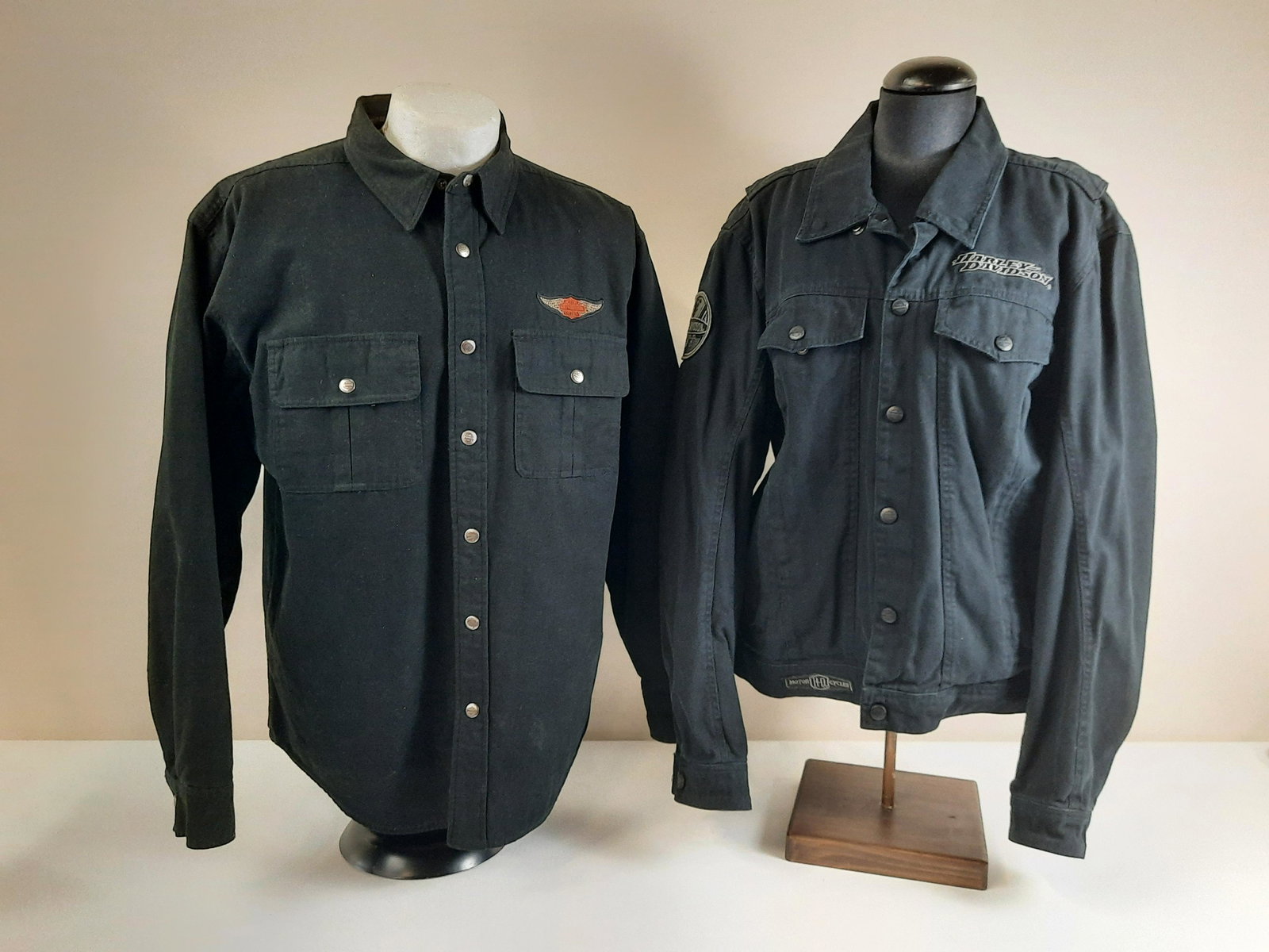 2 Harley Davidson Jackets: Like new. Left: size large. Fleece lined. Right: size large. Mesh lined. IMPORTANT: Before bidding, please read the terms and conditions. When you registered for the auction you agreed to these terms 