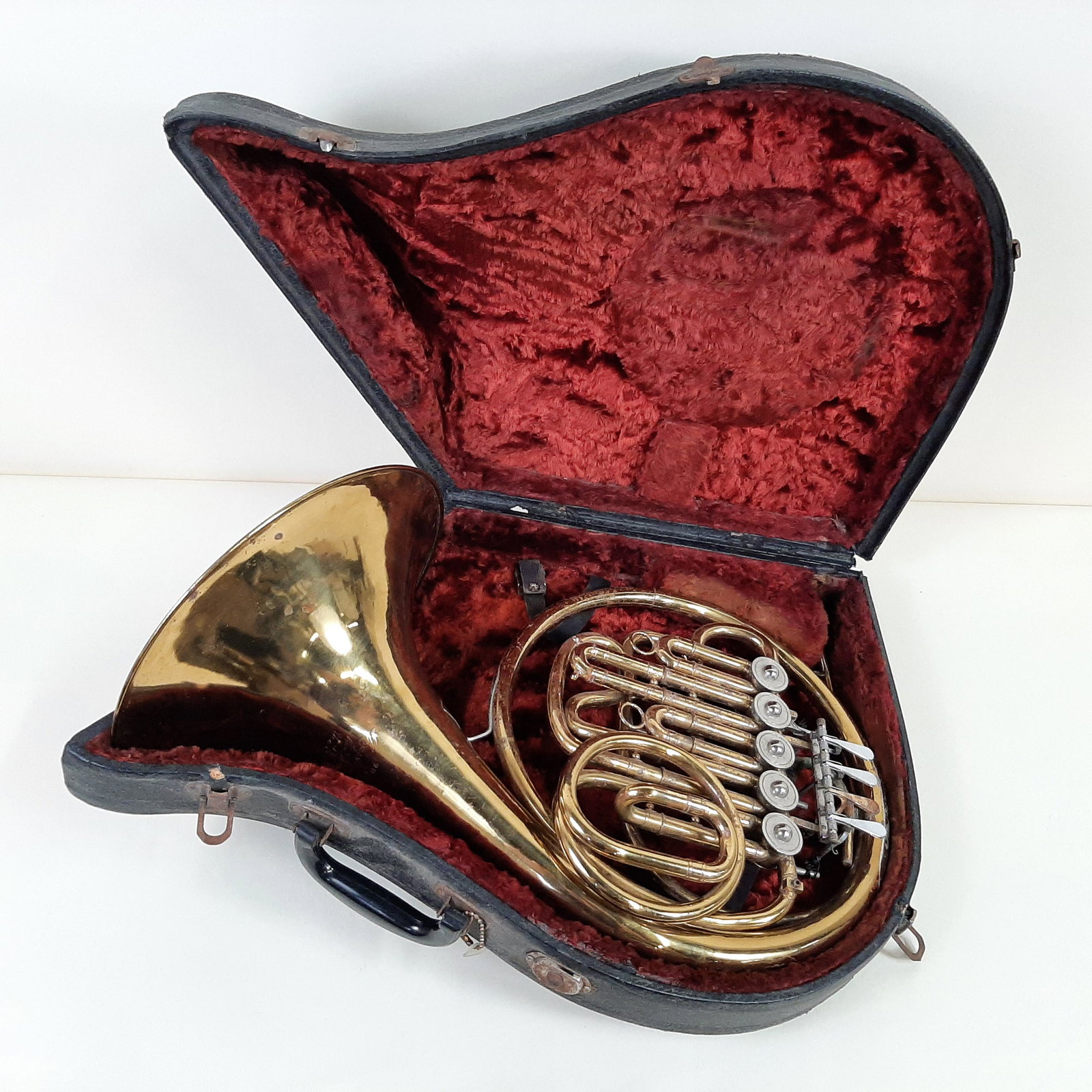 Lorenzo Sansone French Horn: New York. "919" engraved on bell. IMPORTANT: Before bidding, please read the terms and conditions. When you registered for the auction you agreed to these terms and will be required to comply with the