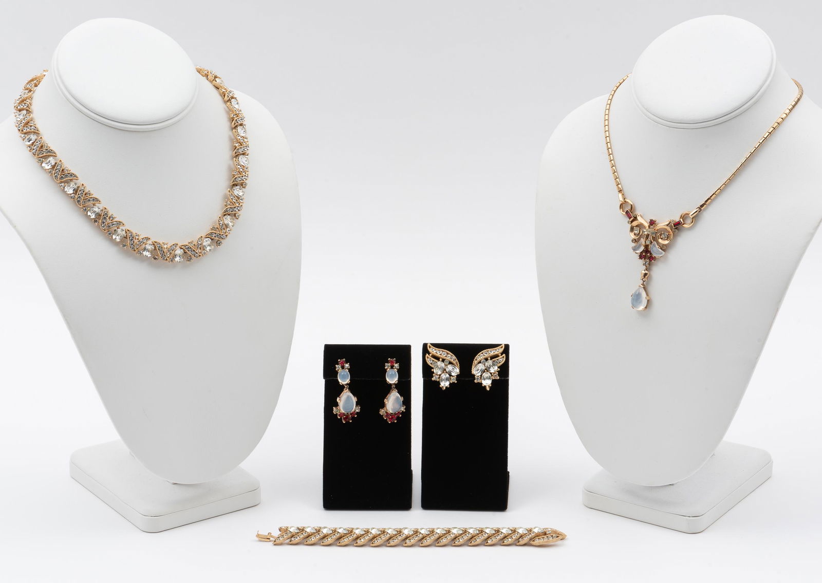 5 Pcs Vintage Trifari Costume Jewelrey (1 of 15)