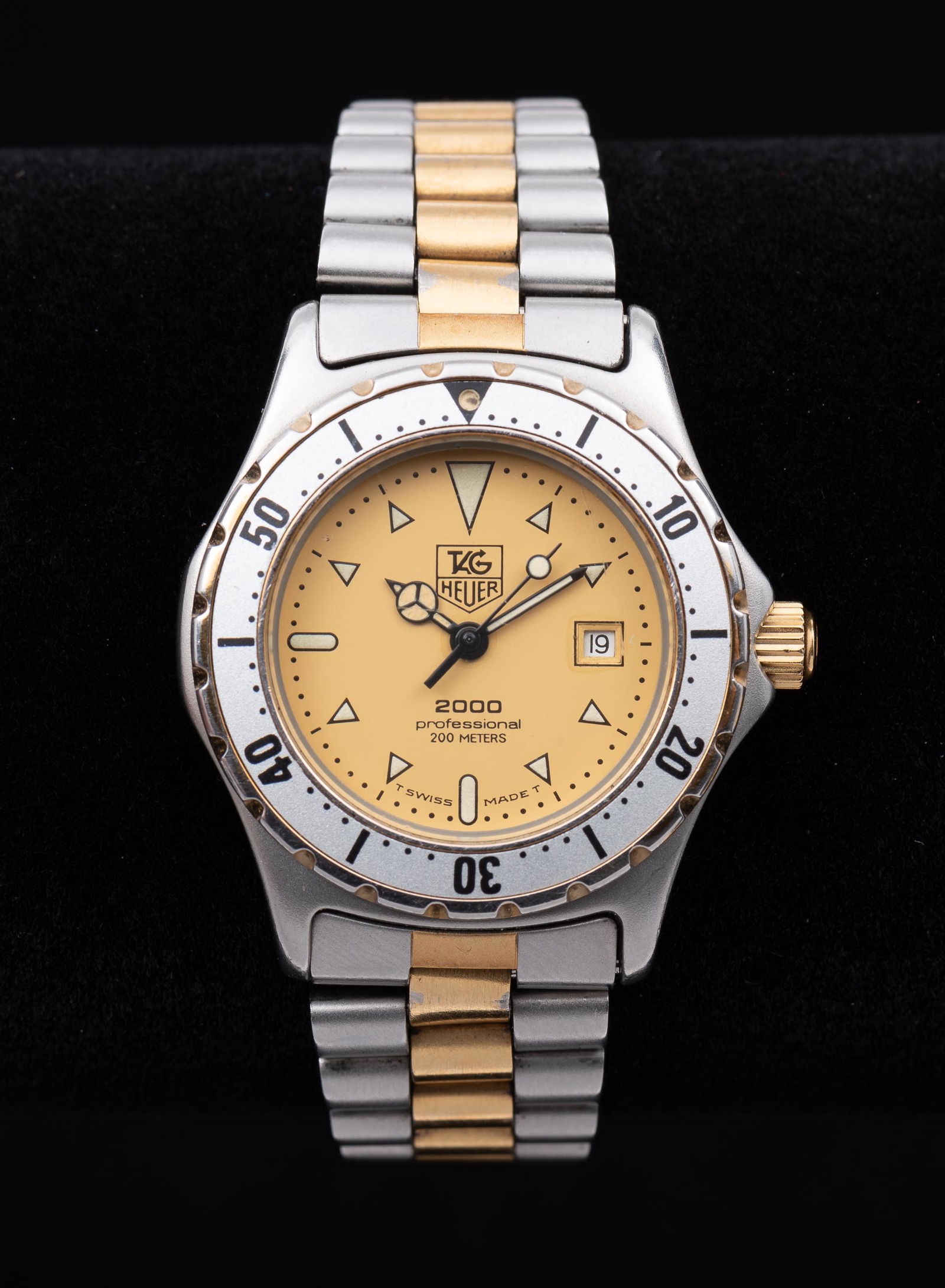 Vintage Tag Heuer 2000 946.006 Watch: Two tone champagne dial. 1-2/3" lug to lug on adjustable two-tone stainless steel band. Crown does not pull, hands do not set, not running. IMPORTANT: Before bidding, please read the terms and conditi