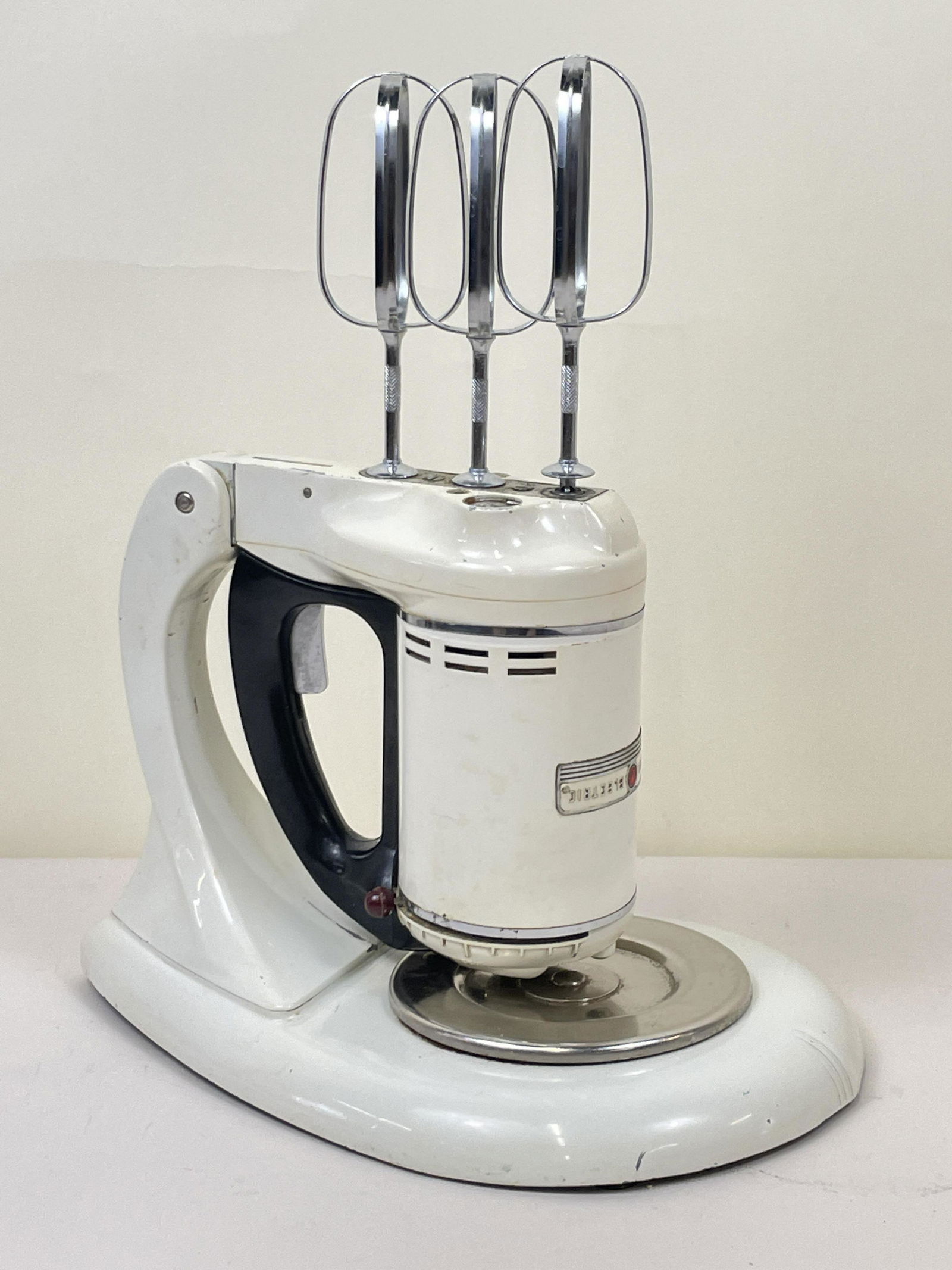 General Electric Mixer: Working. Built in work light. Catalog number: 149M8. Serial number: A. IMPORTANT: Before bidding, please read the terms and conditions. When you registered for the auction you agreed to these terms an