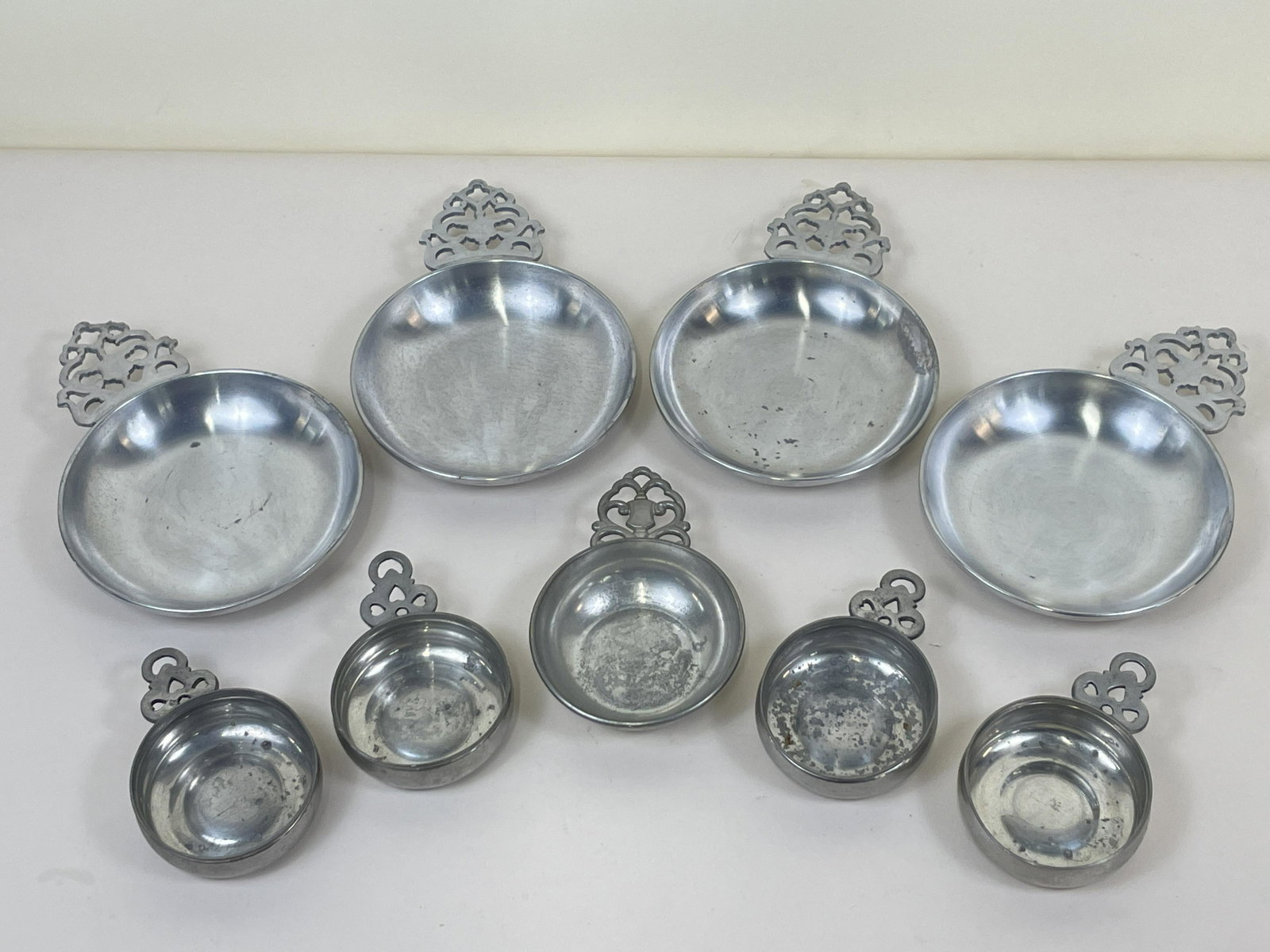 9 Pewter Porringers incl Williamsburg: Also includes New Holland Pewter Co and Stede. 3 1/4" to 6" diameter. Some oxidation. IMPORTANT: Before bidding, please read the terms and conditions. When you registered for the auction you agreed to