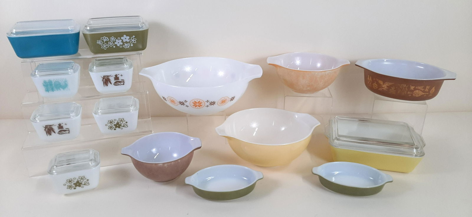 15 Pyrex Bowls and Casseroles: 4-1/4" to 13" wide X 3-1/4" to 10-1/2" deep X 1-1/2" to 4-1/2" high. Chip to one lid. IMPORTANT: Before bidding, please read the terms and conditions. When you registered for the auction you agreed to