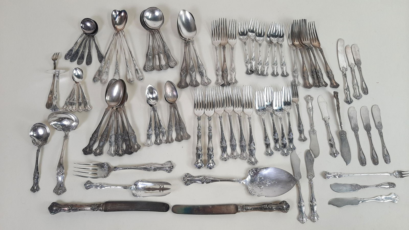 85 Pc Rogers & Co. Silverplate Flatware (1 of 6)