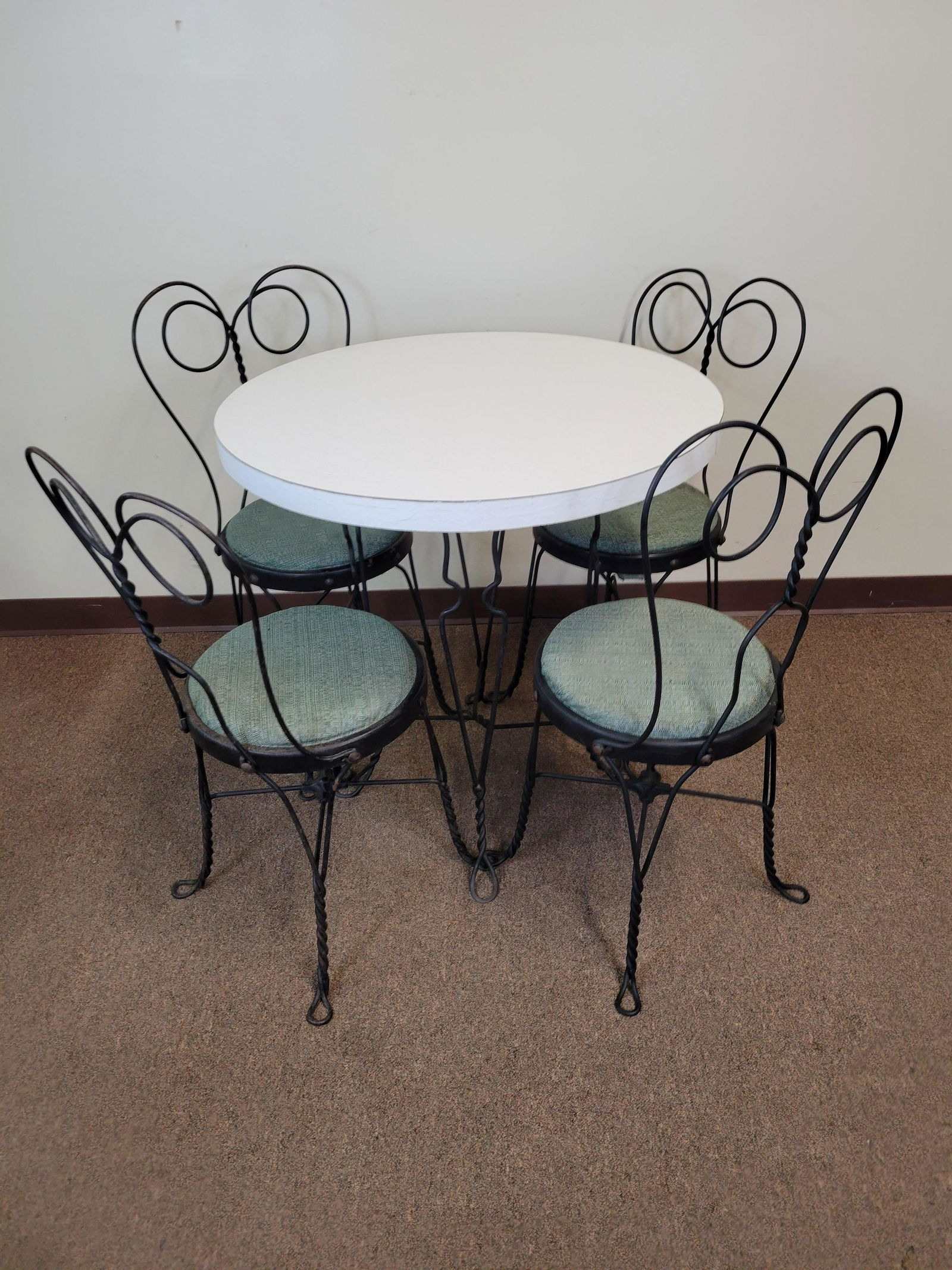 Ice Cream Parlor Table And Chairs (1 of 7)