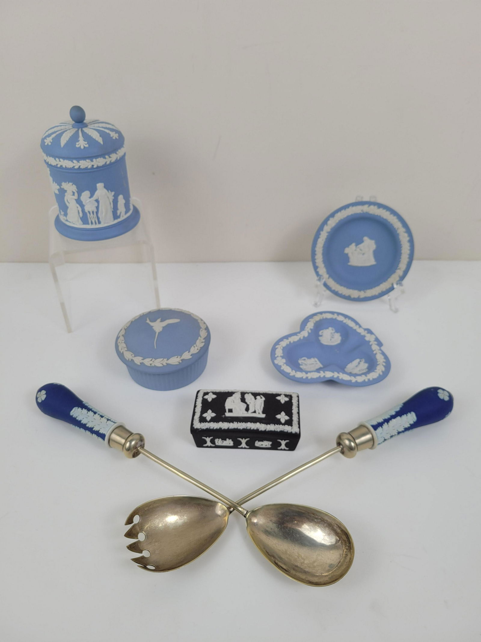 6 Pcs Wedgwood: Large covered dish 3 1/2" diameter X 4 1/2" high. Small black box 3 1/2" wide X 2" deep X 1 1/4" high. IMPORTANT: Before bidding, please read the terms and conditions. When you registered for the auct