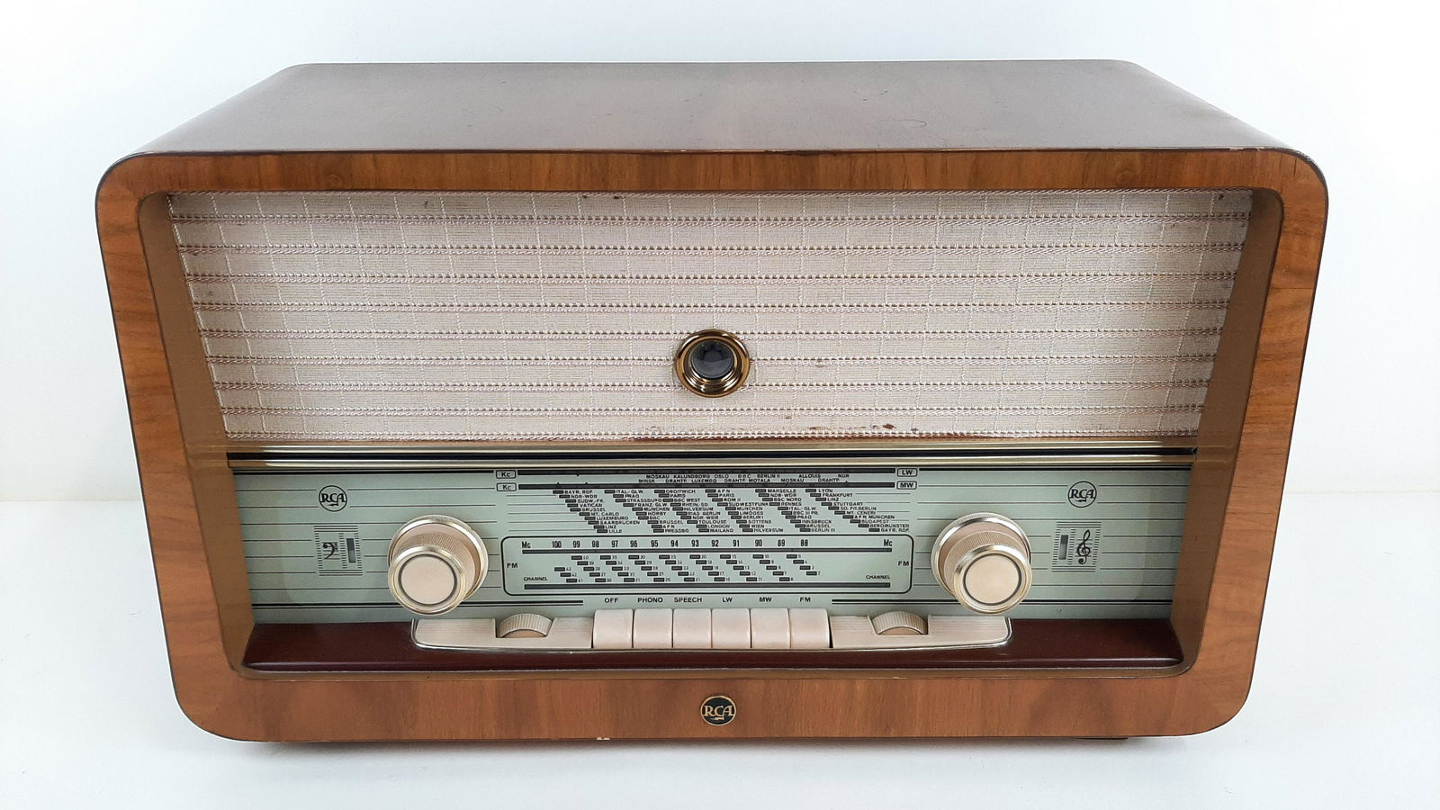 Vintage RCA  Super Heterodyne Table Radio (1 of 3)