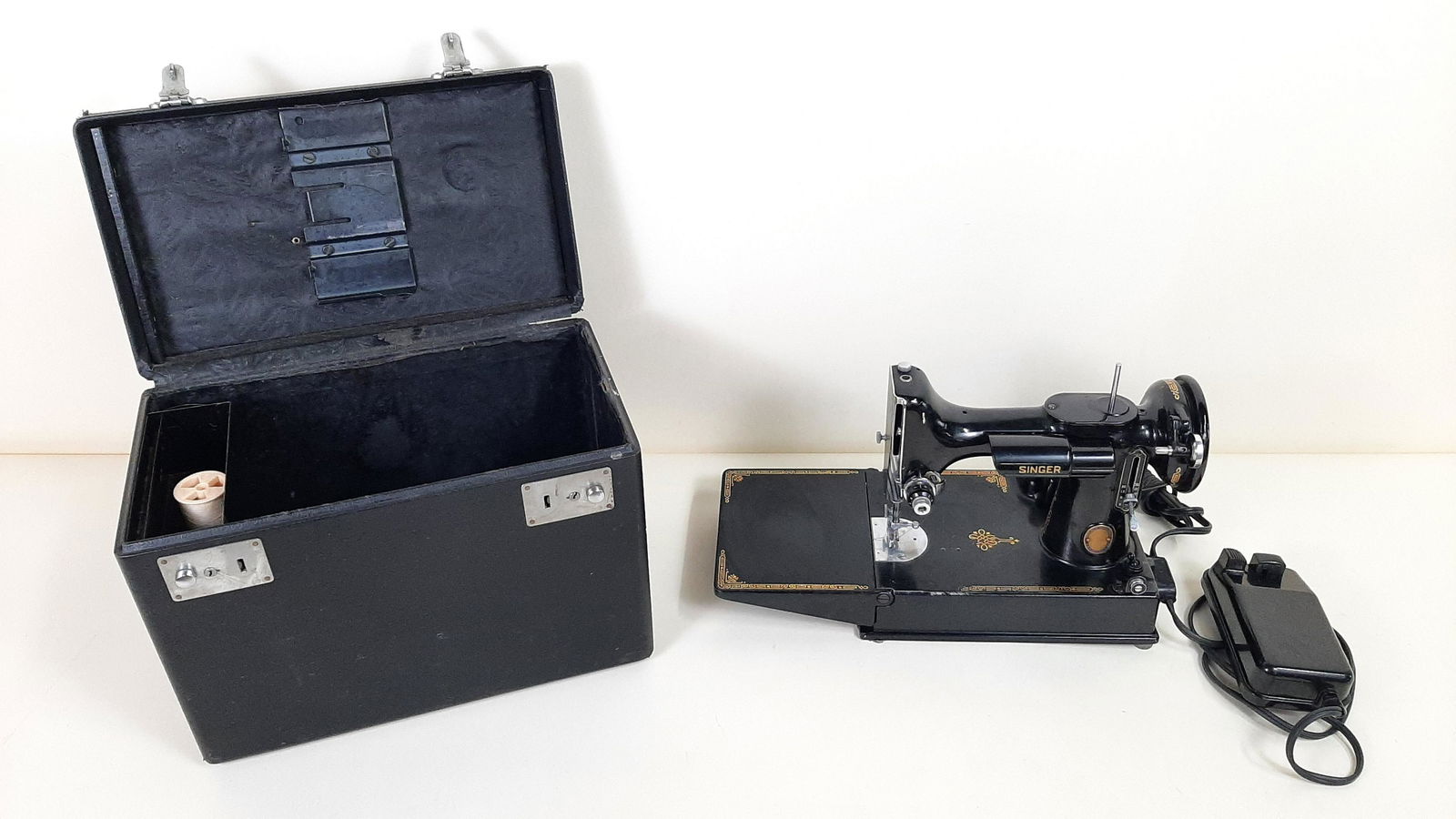 Singer Featherweight Sewing Machine with Case (1 of 6)