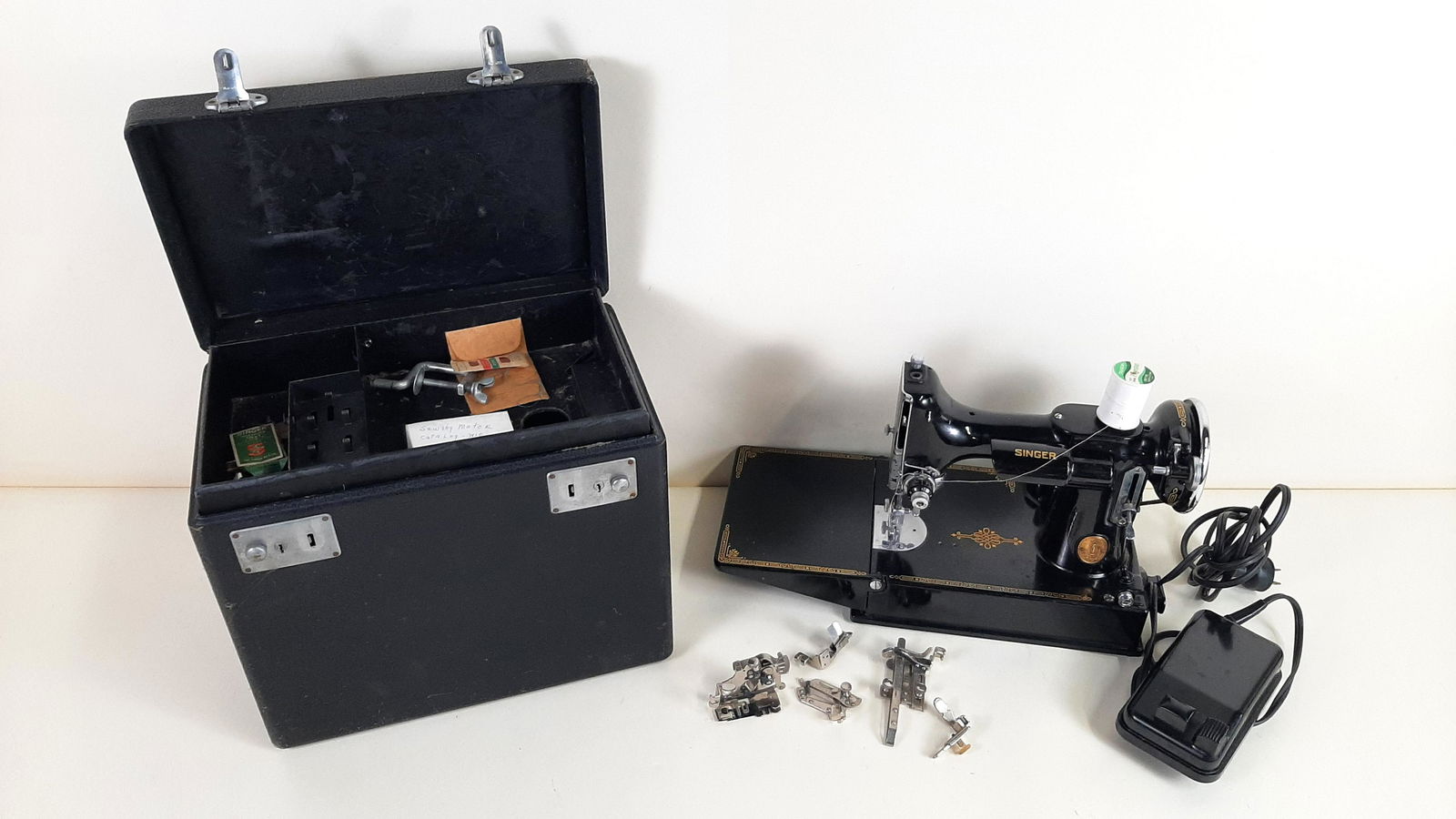 Singer Portable Sewing Machine with Case (1 of 8)