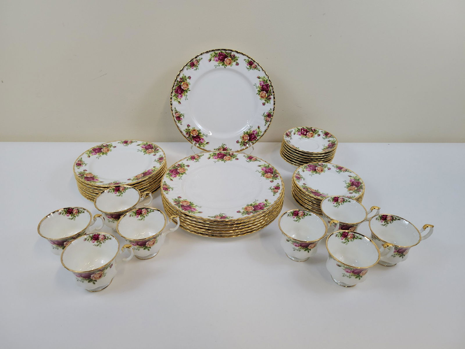 40 Pcs Royal Albert Dinnerware (1 of 3)