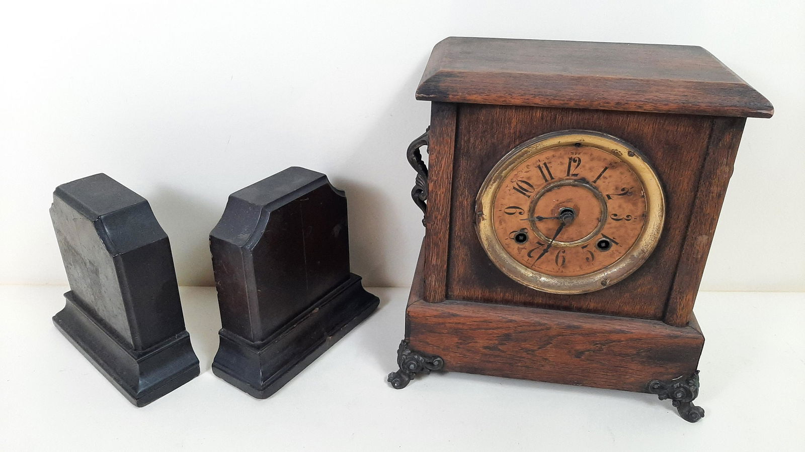 New Haven Mantel Clock and Pr Wooden Bookends (1 of 7)