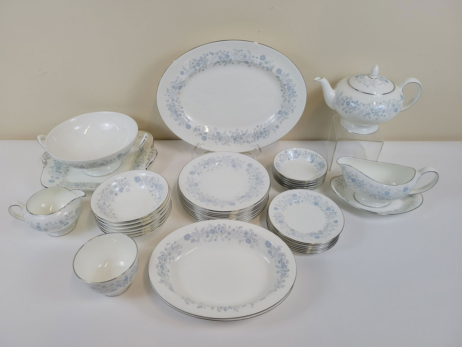 37 Pc Wedgwood Belle Fleur Dinnerware (1 of 5)