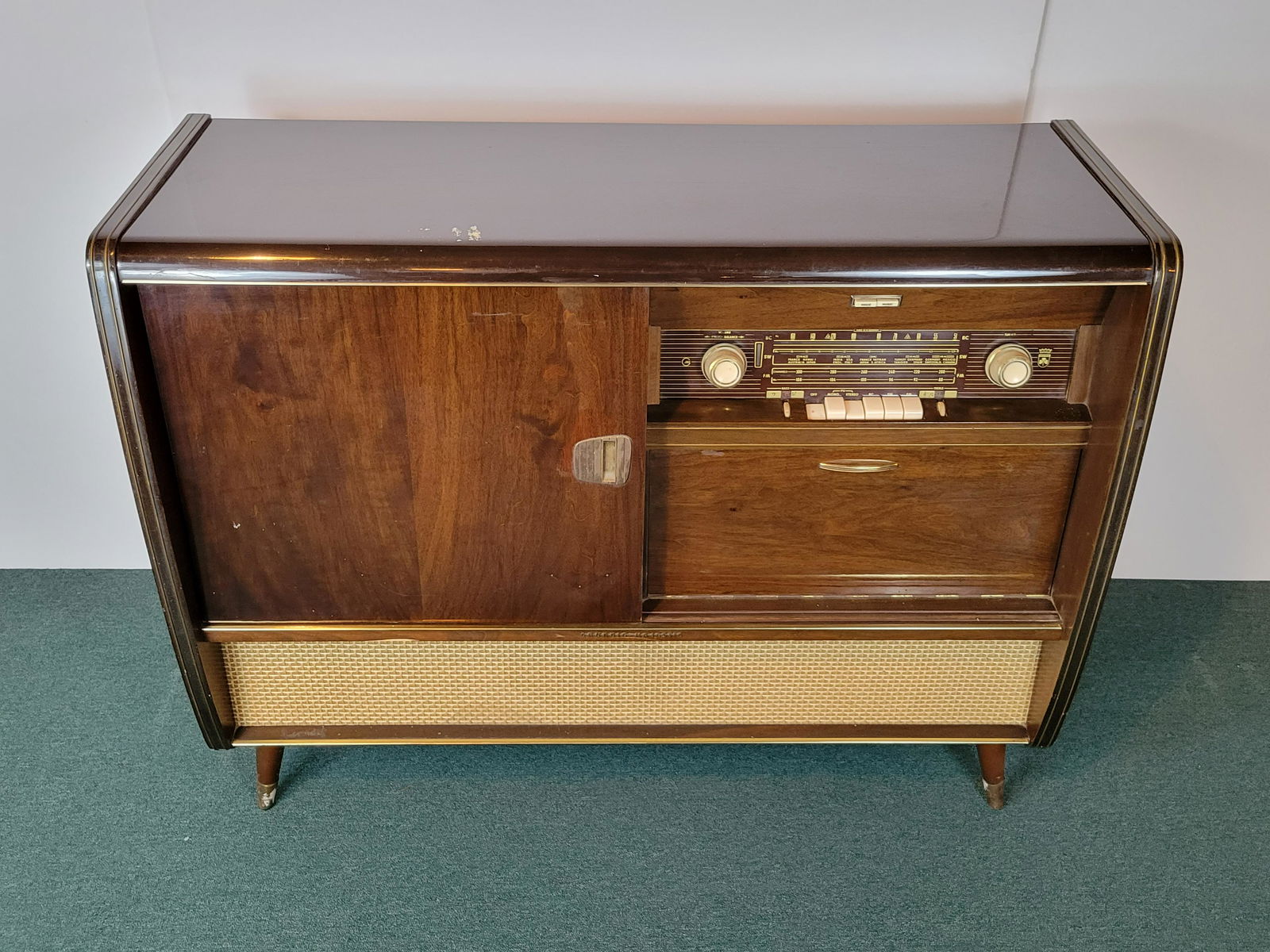 Grundig Floor Radio (1 of 3)