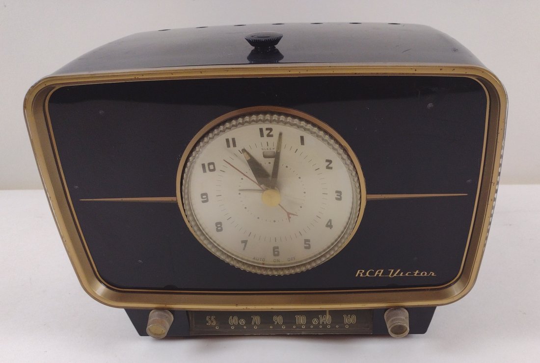 RCA Victor Radio: Powers on and tunes. 10 3/4" wide x 8" high. IMPORTANT: Before bidding, please read the terms and conditions. When you registered for the auction you agreed to these terms and will be required to comp