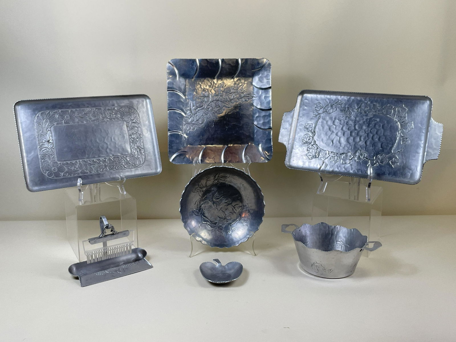 7 Pcs Everlast Aluminum: 4" to 16 3/4" wide x 5 1/4" high. IMPORTANT: Before bidding, please read the terms and conditions. When you registered for the auction you agreed to these terms and will be required to comply with the