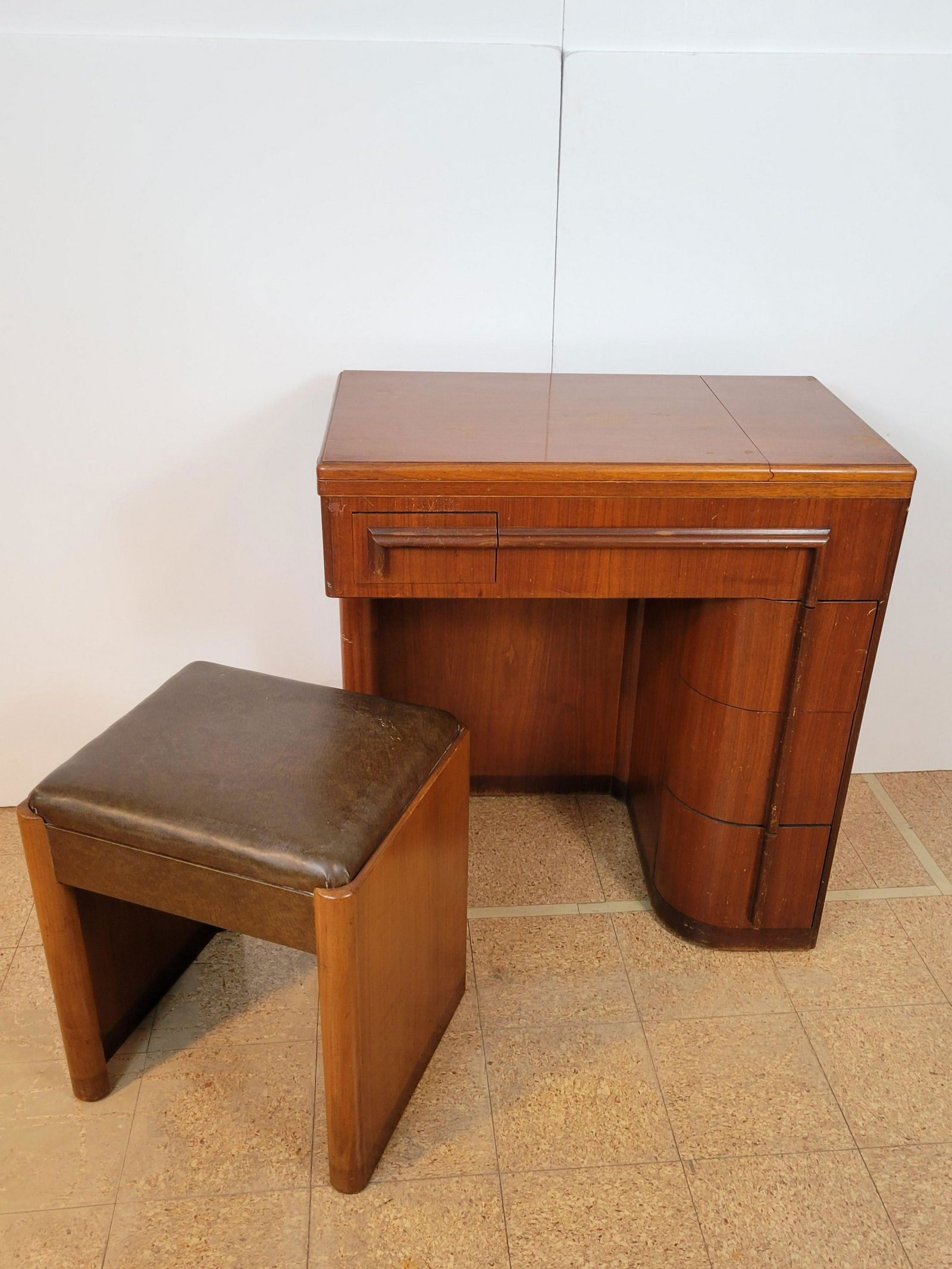 Art Deco Singer Sewing Machine Cabinet (1 of 3)