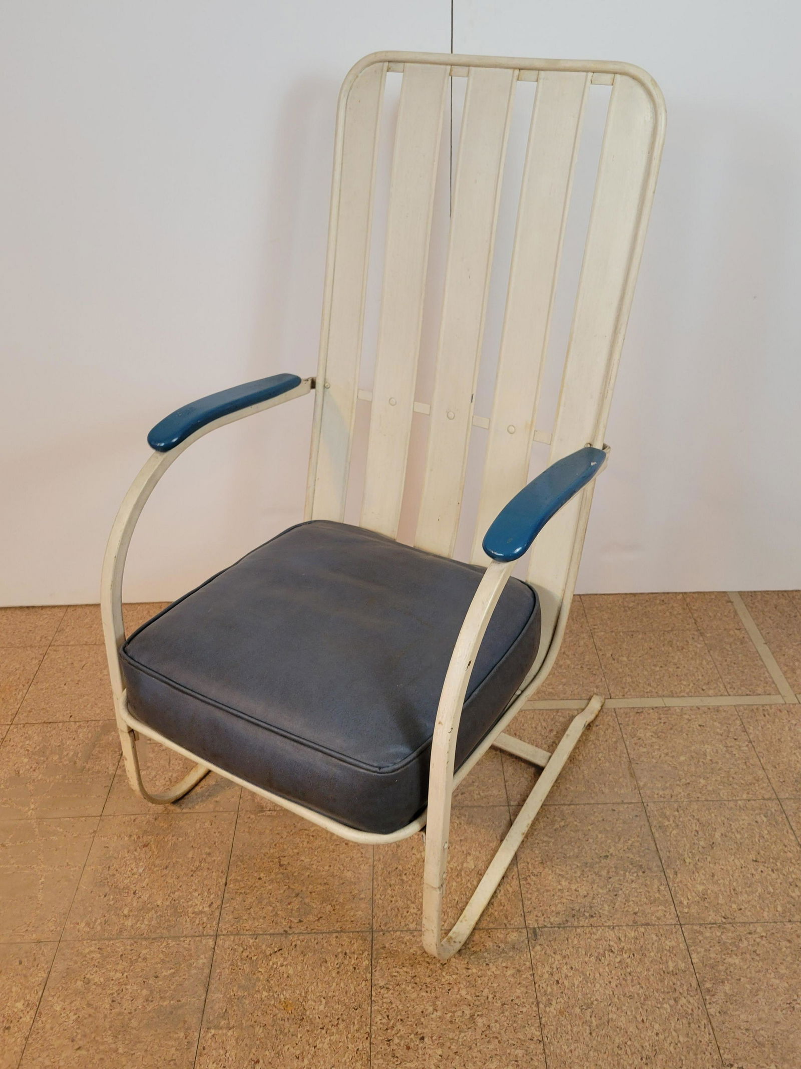 Vintage Metal Frame Lawn Chair (1 of 2)