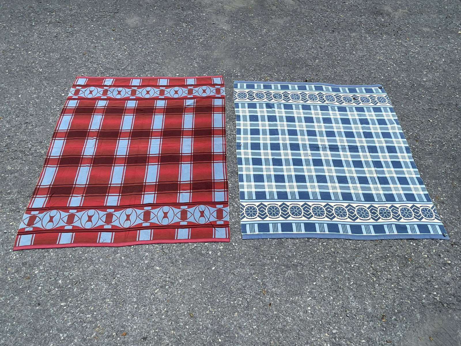 2 Vintage Blankets (1 of 4)