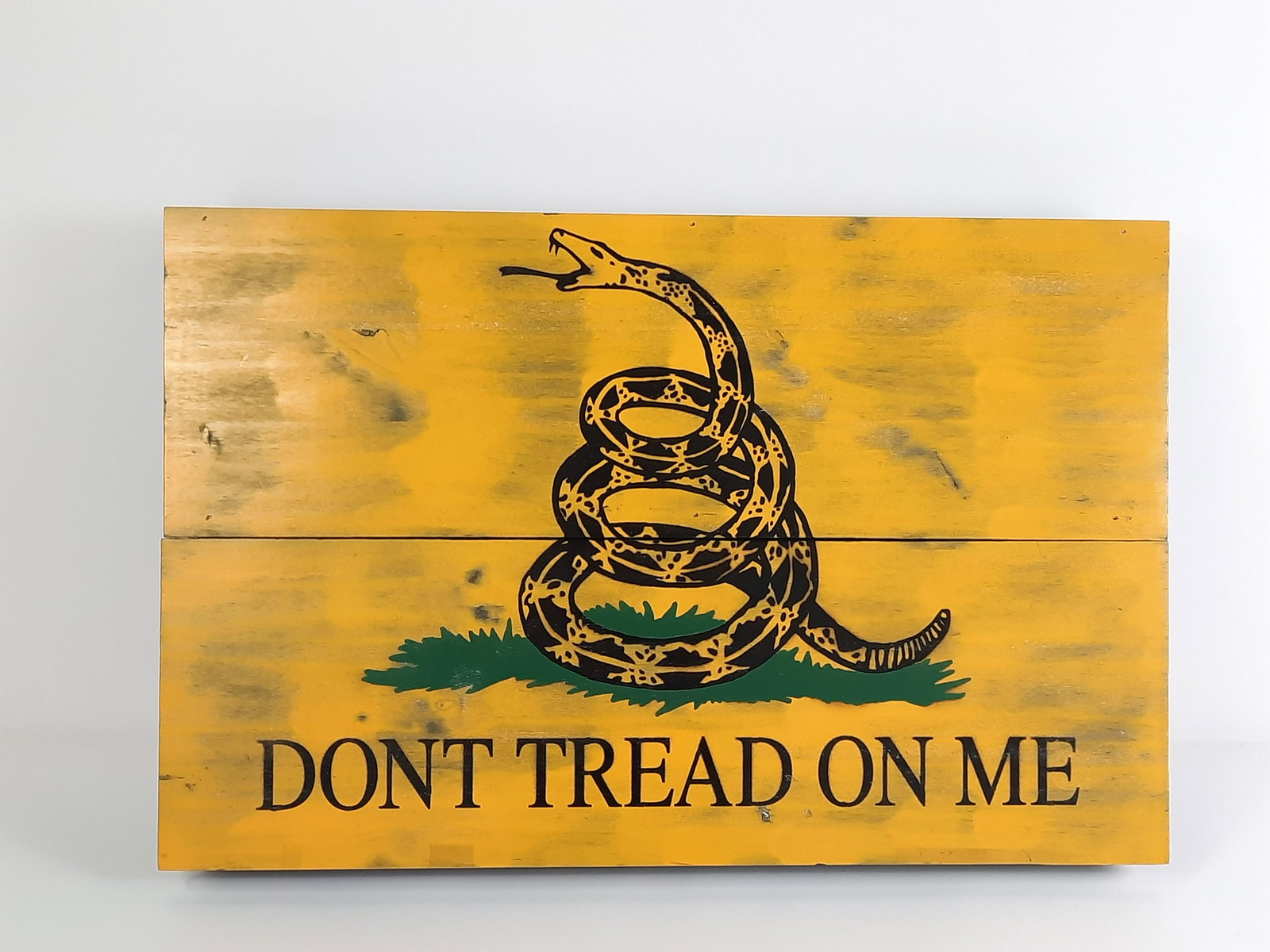 Don't Tread On Me Hide Away Gun Box: Manufactured by "Concealed Patriot". 29-1/2" wide x 3" deep x 19" high. IMPORTANT: Before bidding, please read the terms and conditions. When you registered for the auction you agreed to these terms a