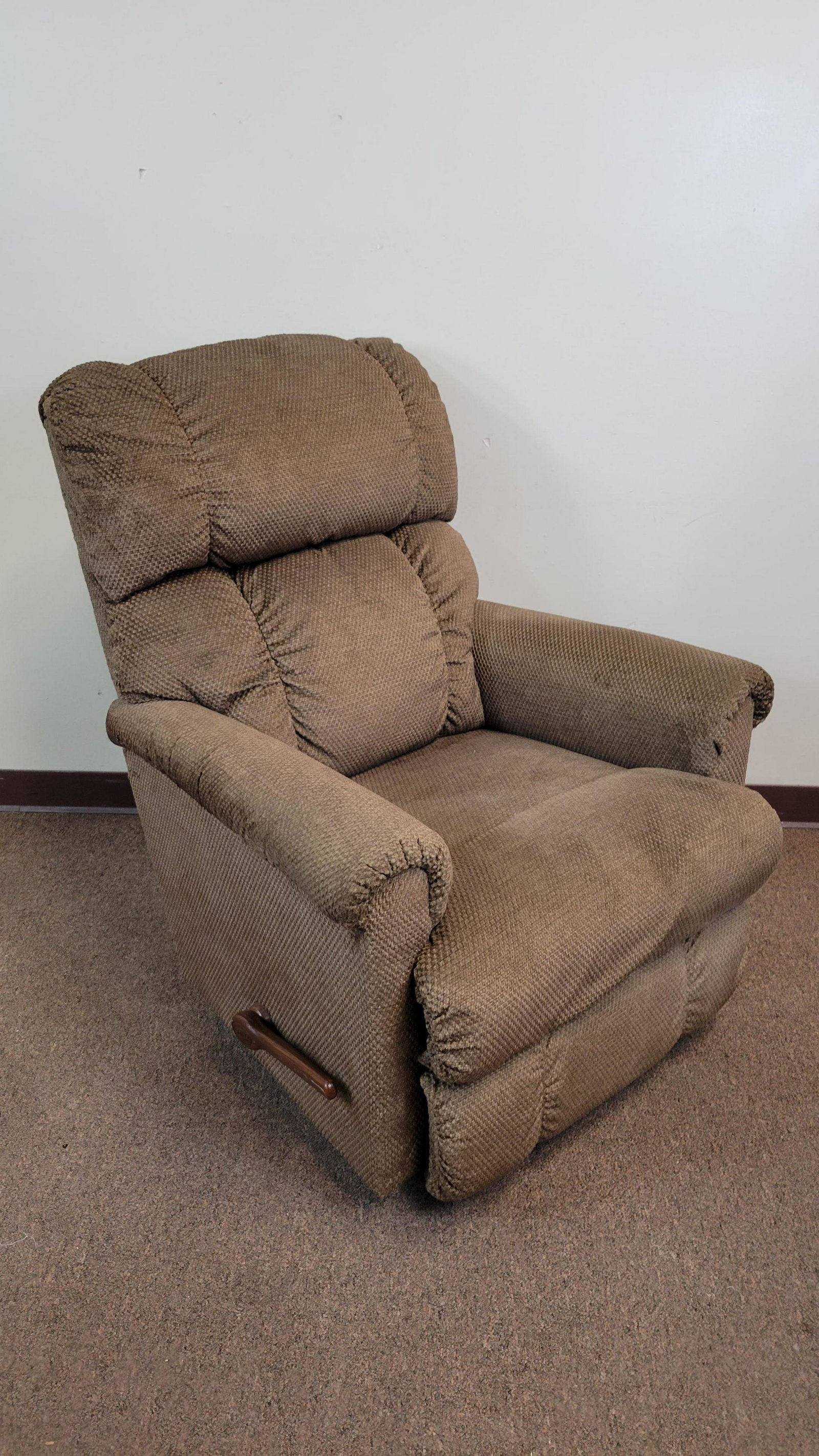 La-Z-Boy Recliner: 32" wide X 35" deep X 39" high. IMPORTANT: Before bidding, please read the terms and conditions. When you registered for the auction you agreed to these terms and will be required to comply with them.