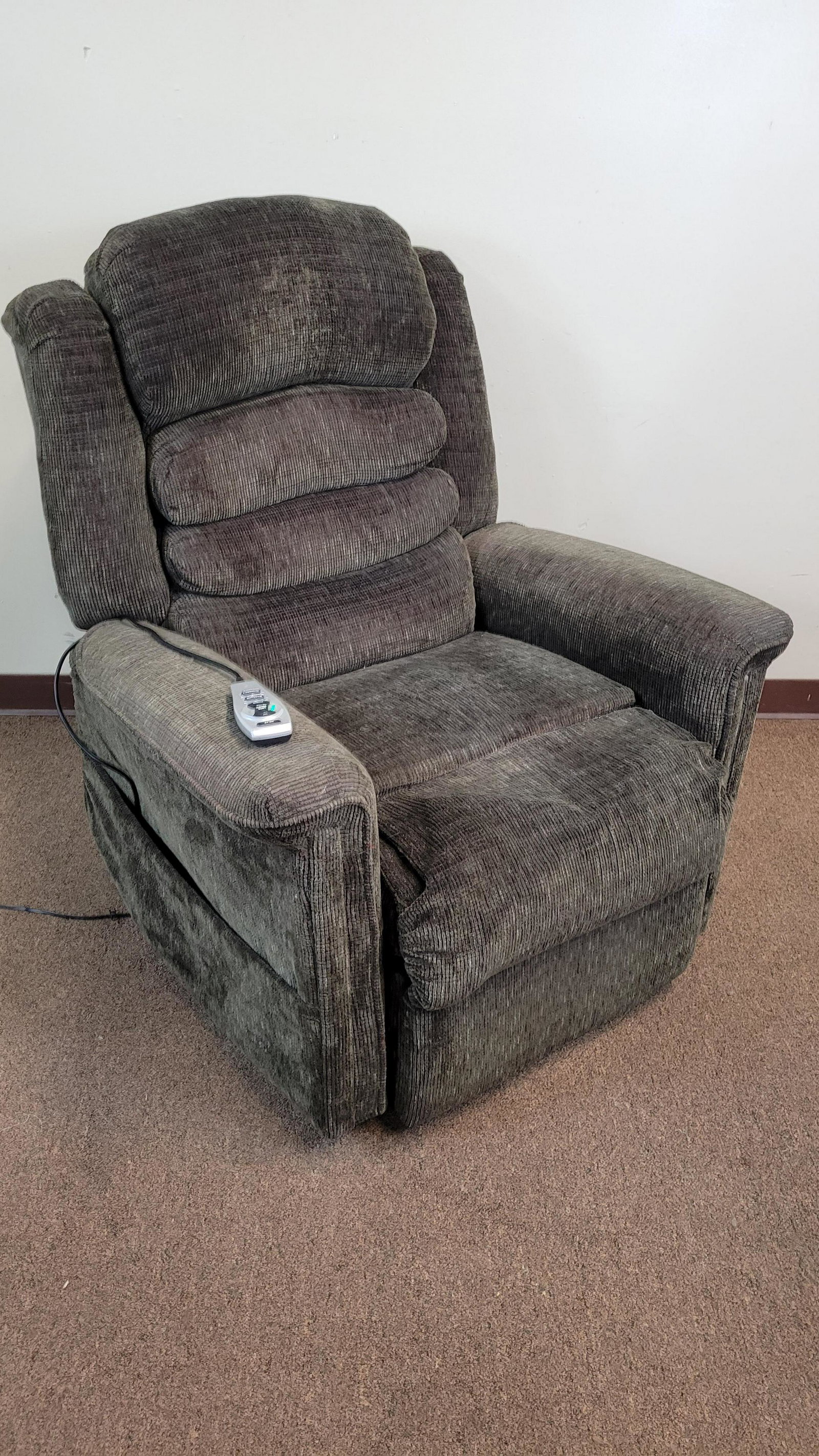 Raffle Systems Tranquil Ease Lift Chair: 36" wide X 36" deep X 43" high. Lift chair with heat and massage. All functions working. IMPORTANT: Before bidding, please read the terms and conditions. When you registered for the auction you agreed