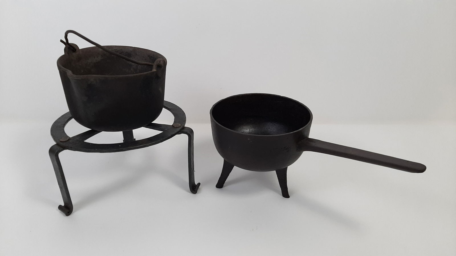 2 Cast Iron Kettles and Stand (1 of 4)