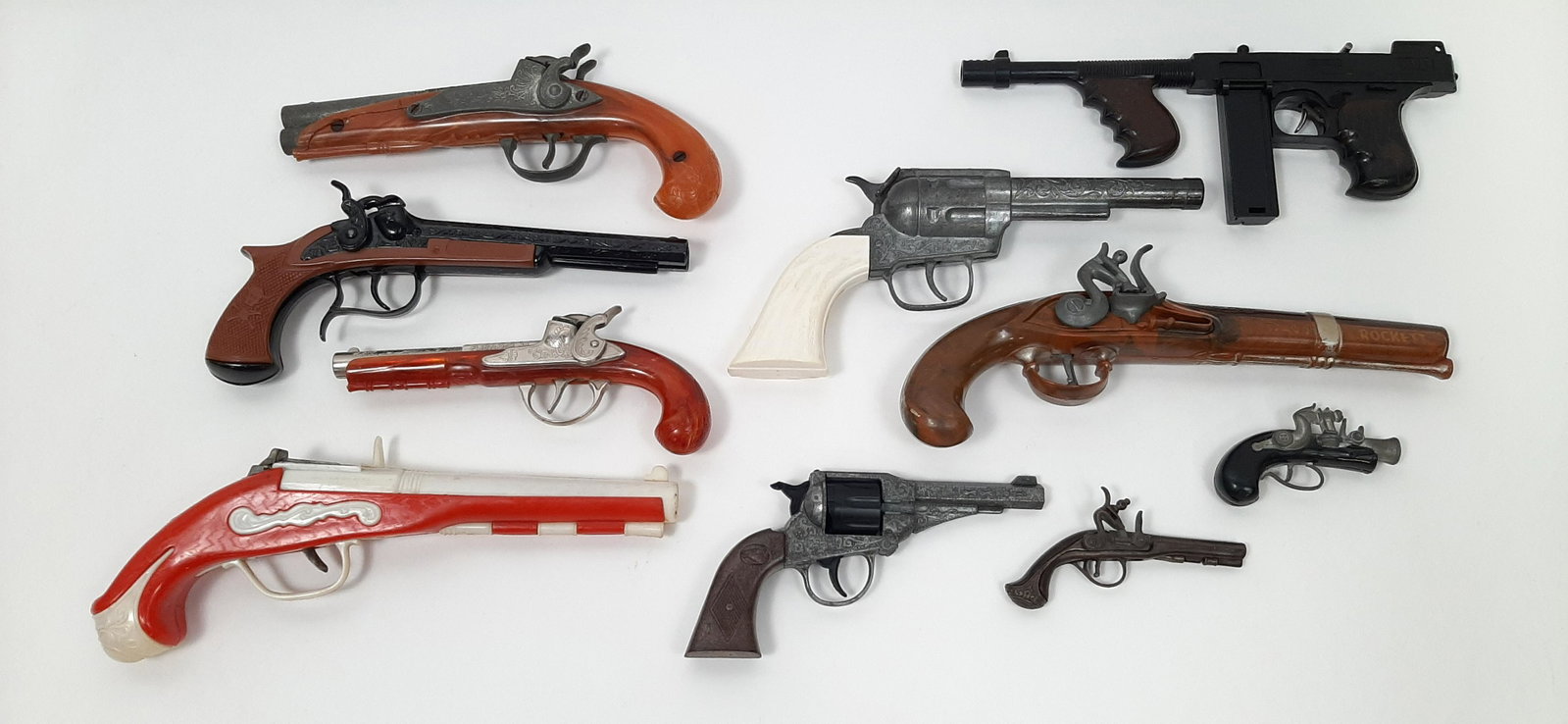 10 Toy Guns incl. Hubley Tiny Tommy: Also includes Hubley Flintlock and Flintlock Jr, Marx Davy Crockett, and Edison Giocattou. Some cracks to plastic. IMPORTANT: Before bidding, please read the terms and conditions. When you registered 