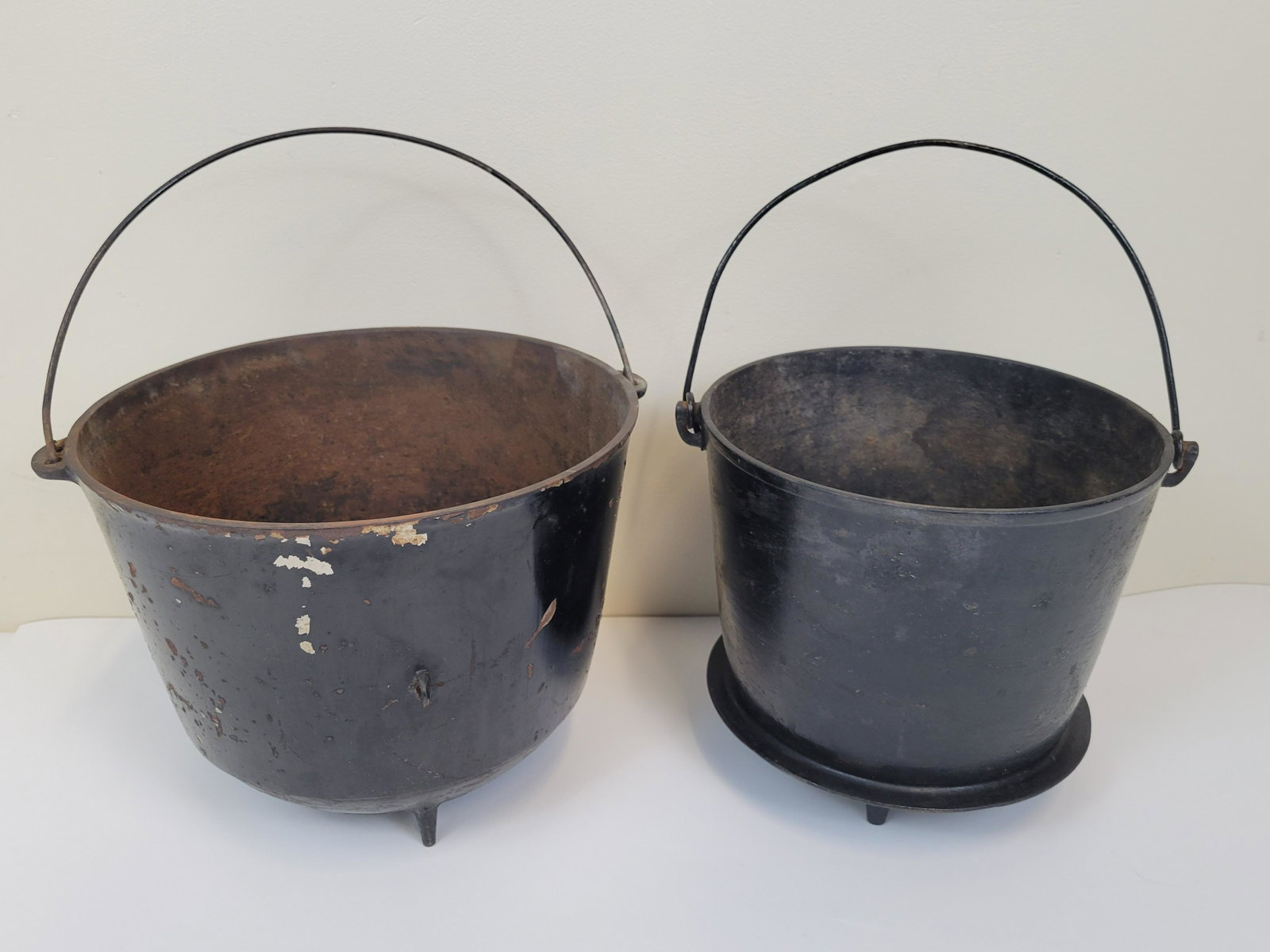 2 Cauldrons Incl Cast Iron: 11 1/2" diameter X 8" high. One marked Wagner the other marks 7. IMPORTANT: Before bidding, please read the terms and conditions. When you registered for the auction you agreed to these terms and will