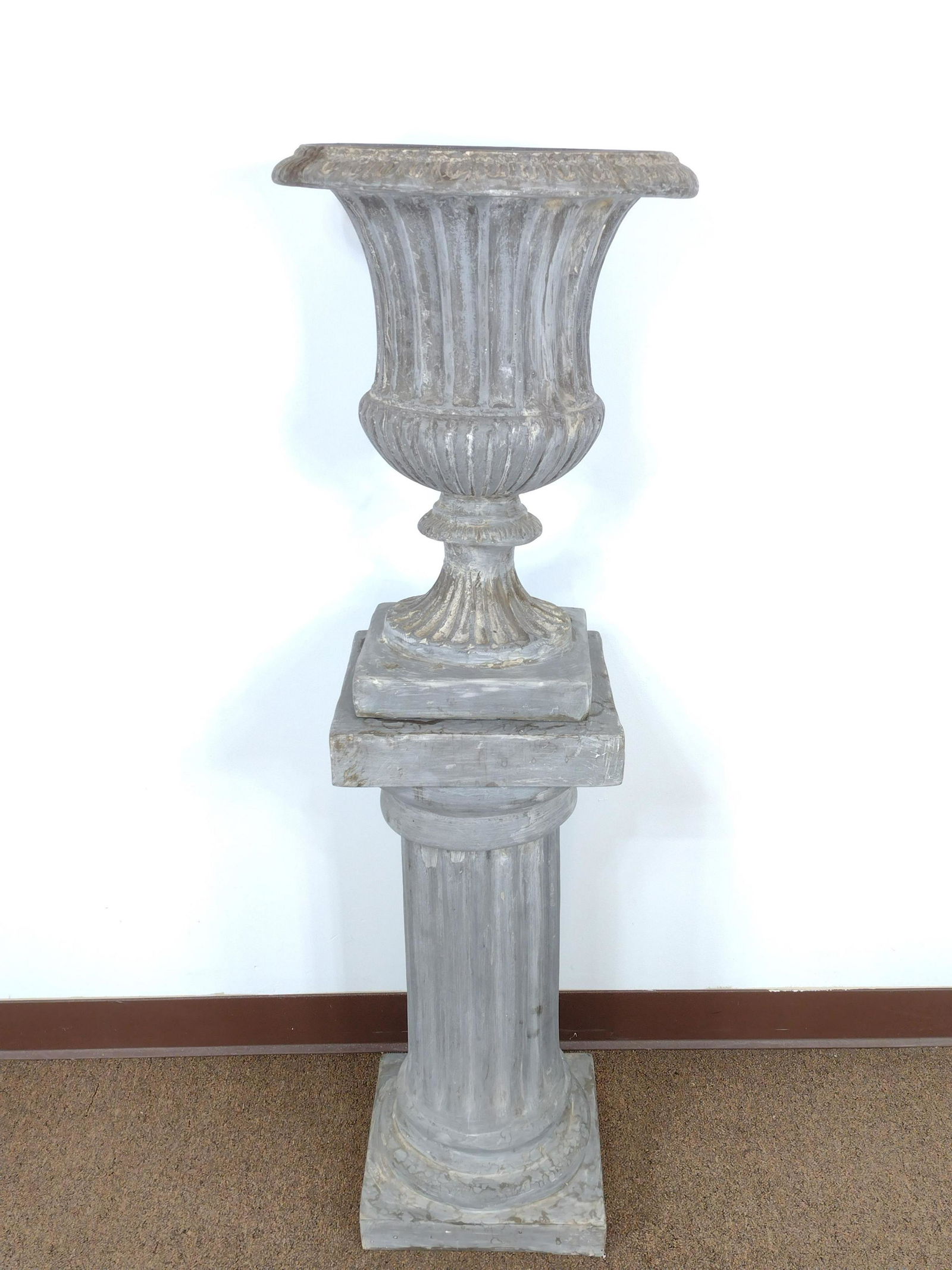 Resin Planter And Stand (1 of 3)