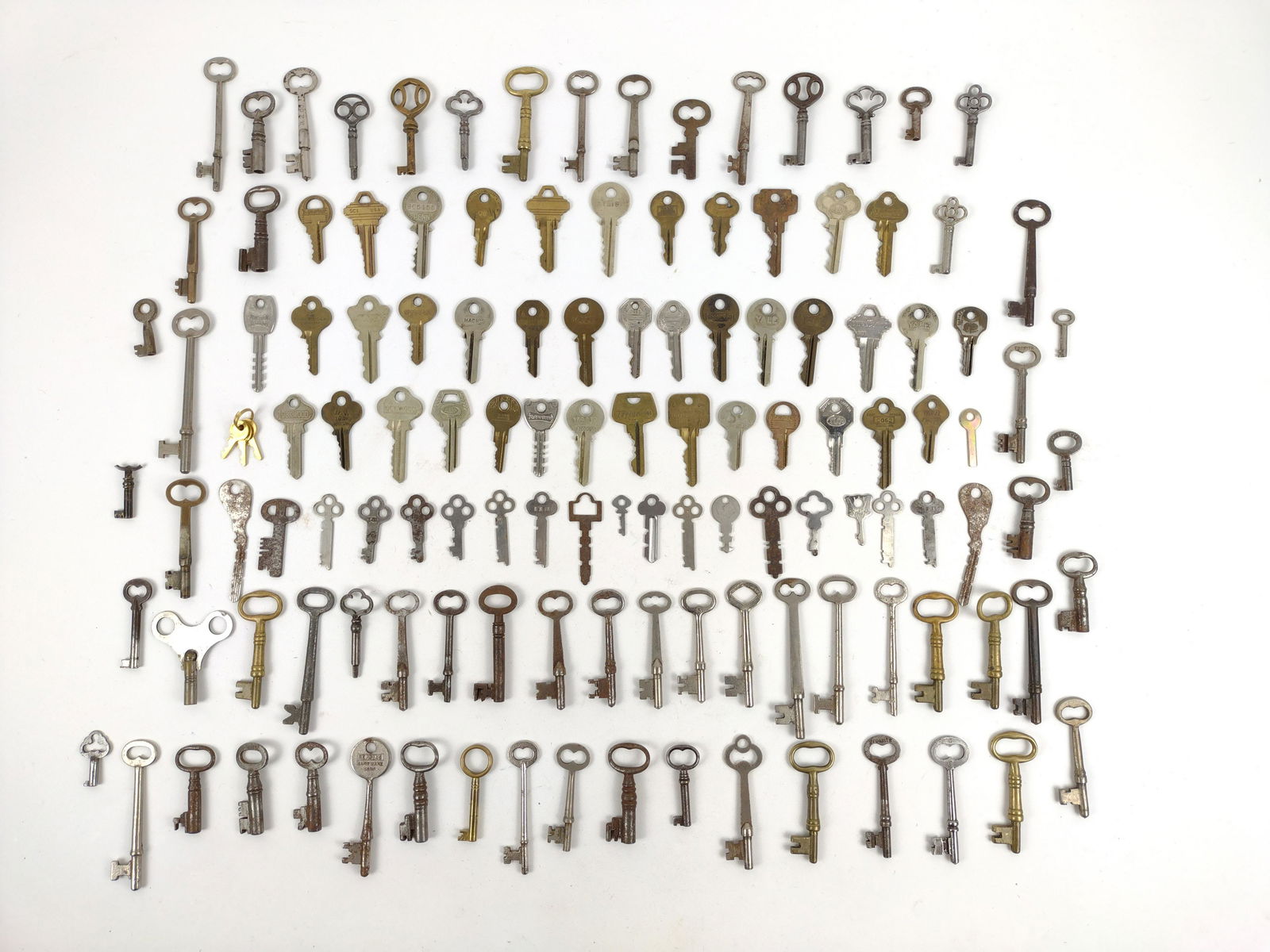 126 Assorted Keys (1 of 5)