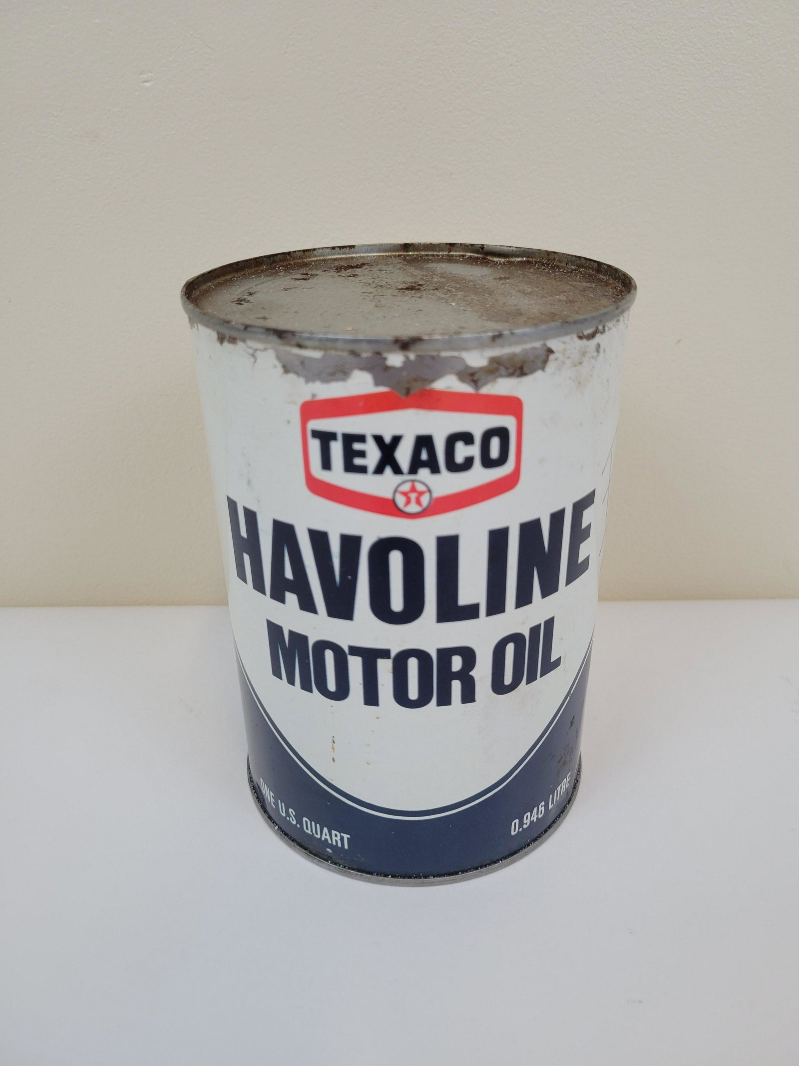 Frank Fritz Autographed Oil Can: Fritz formerly of American Pickers TV Show. Can with oil contents. 4" diameter X 5 1/2" high. From the Estate of Stephen Pancoe, York Haven, PA. IMPORTANT: Before bidding, please read the terms and co