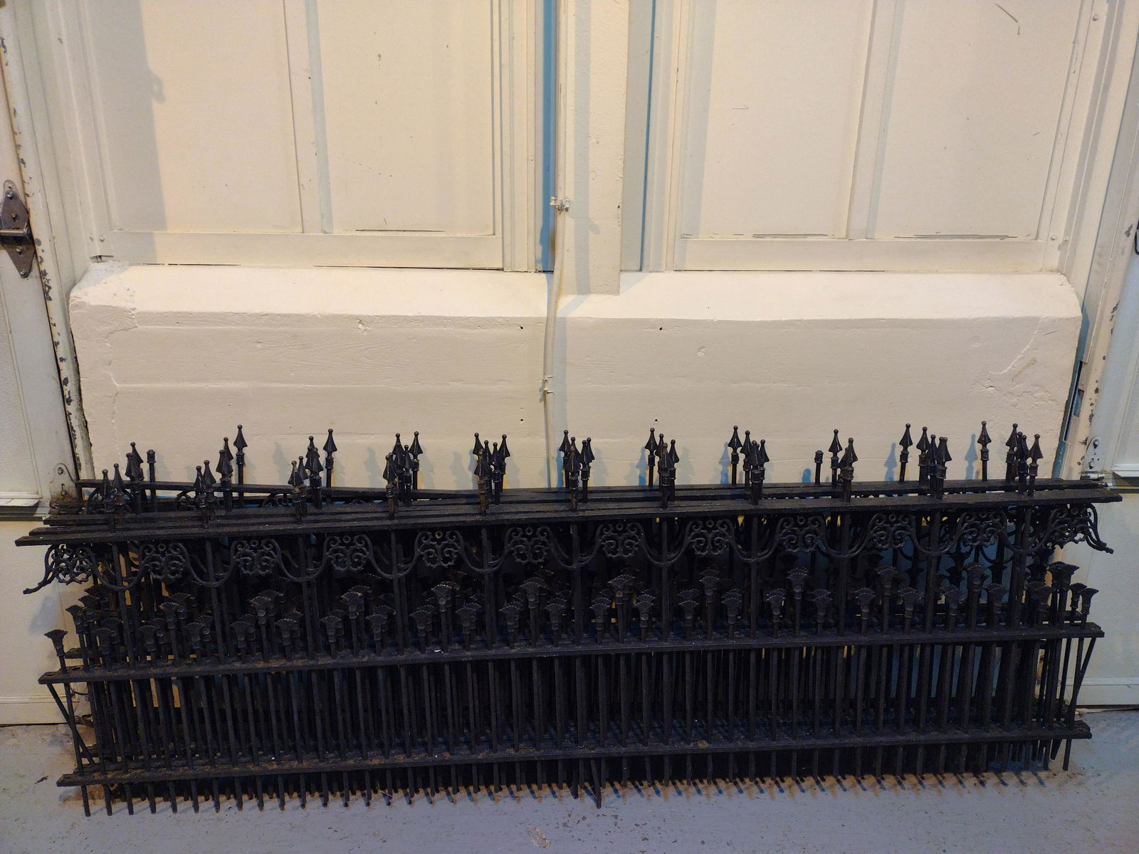 6 Sections Of Cast Iron Fence (1 of 11)