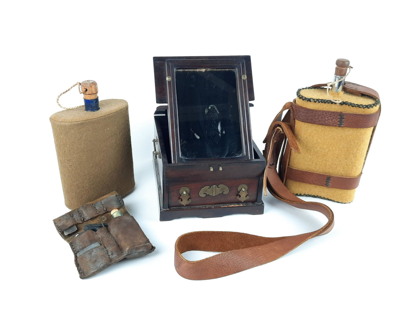 4 Reenactors Articles incl Shaving Box w/ Mirror (1 of 6)