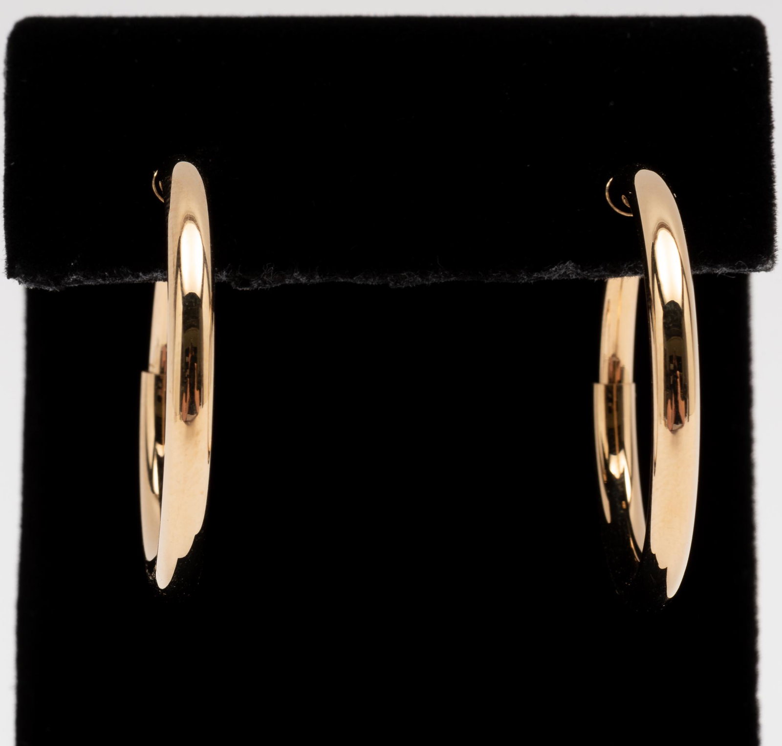 14K Hoop Earrings: Spring clips, 1-1/4" long. 1.7dwt. IMPORTANT: Before bidding, please read the terms and conditions. When you registered for the auction you agreed to these terms and will be required to comply with th