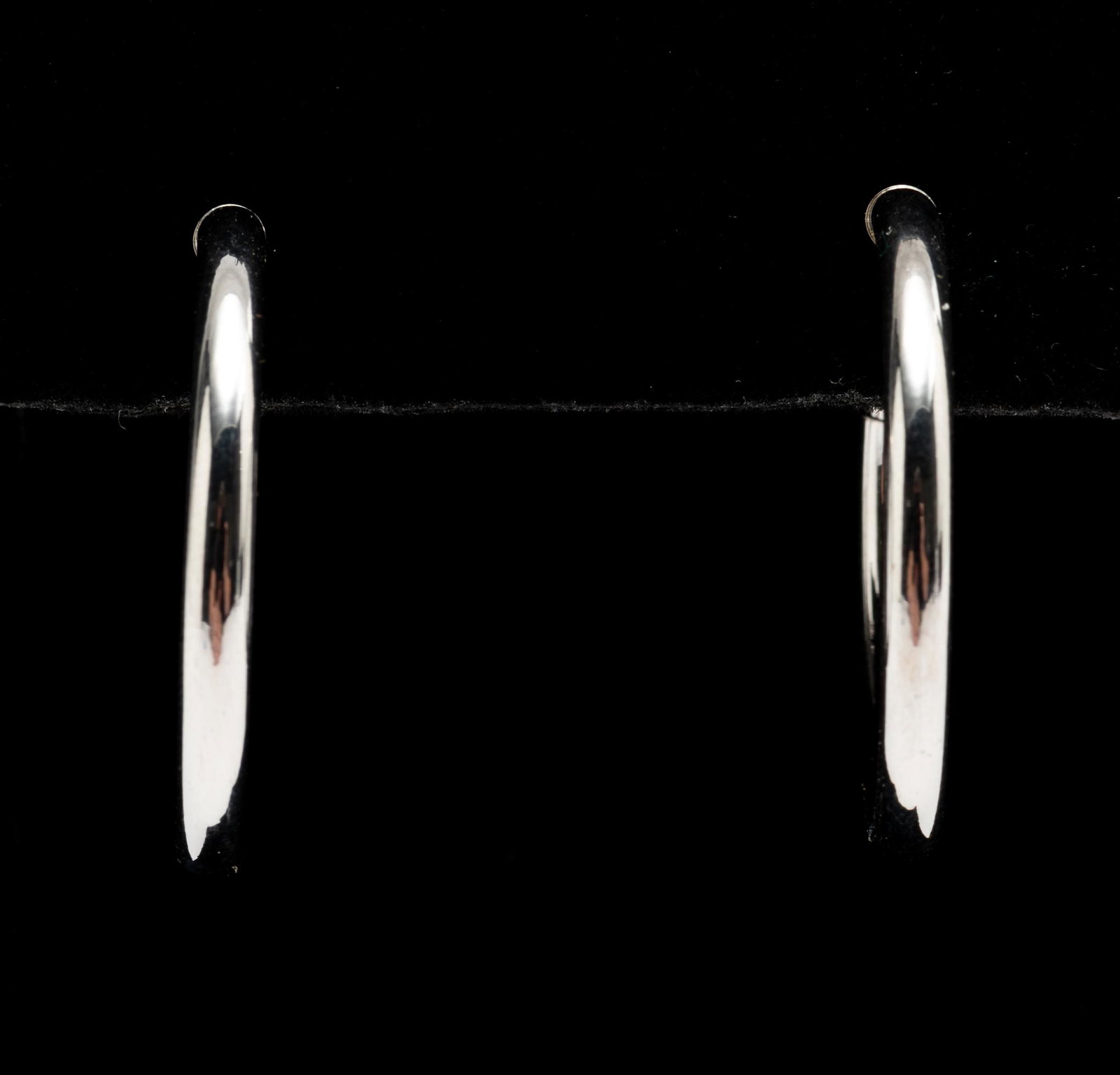14K Hoop Earrings: Spring closure. 1-1/4" long. 1.8 dwt. IMPORTANT: Before bidding, please read the terms and conditions. When you registered for the auction you agreed to these terms and will be required to comply with