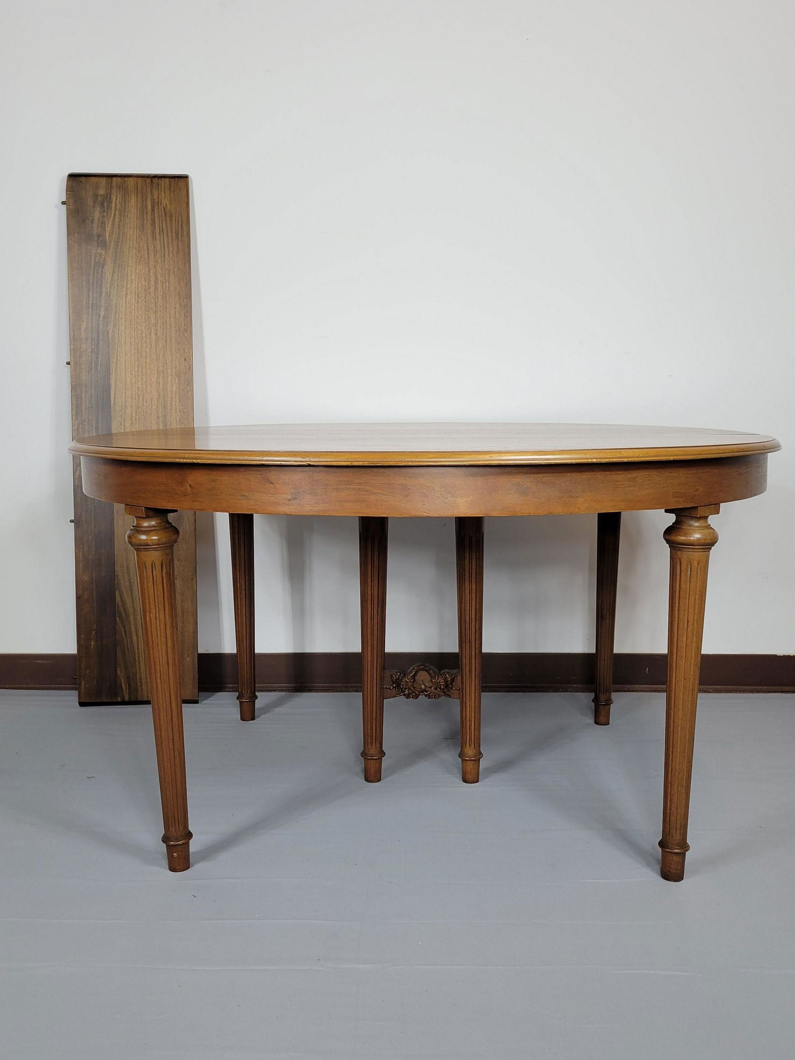 Round Dining Table With One Table Leaf (1 of 4)