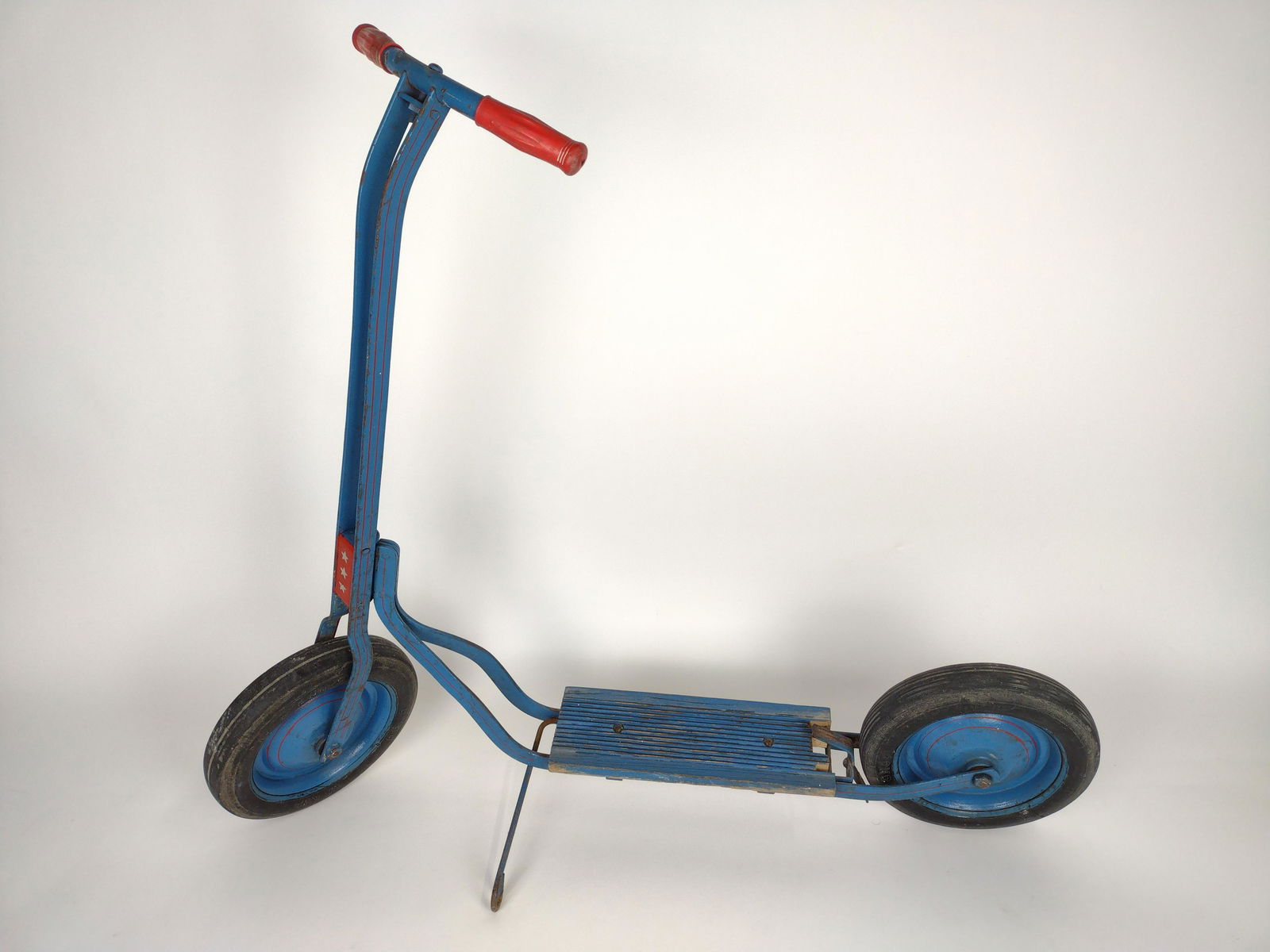 Vintage Scooter with Kickstand (1 of 4)