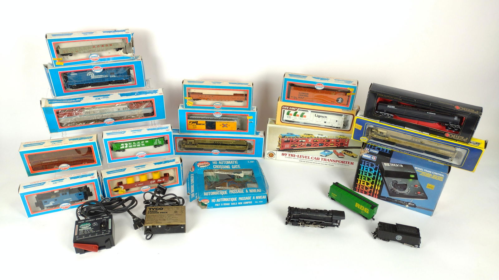 17 HO Scale Train Cars and Accessories (1 of 6)