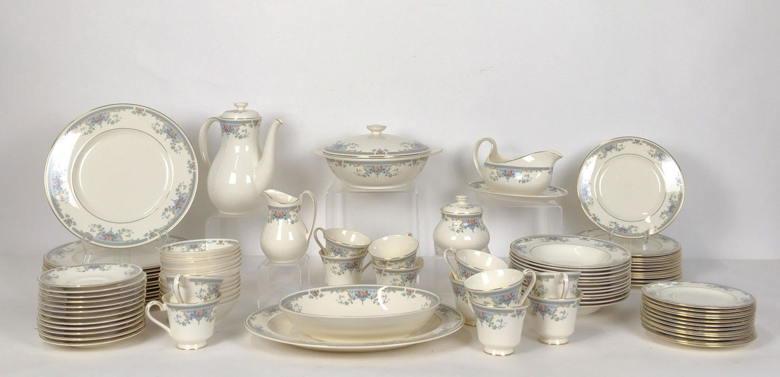 91 Pcs Royal Doulton "Juliet" Dinnerware (1 of 8)