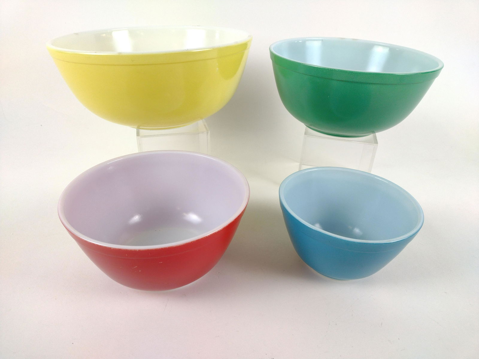 4 Pyrex Mixing Bowls (1 of 4)